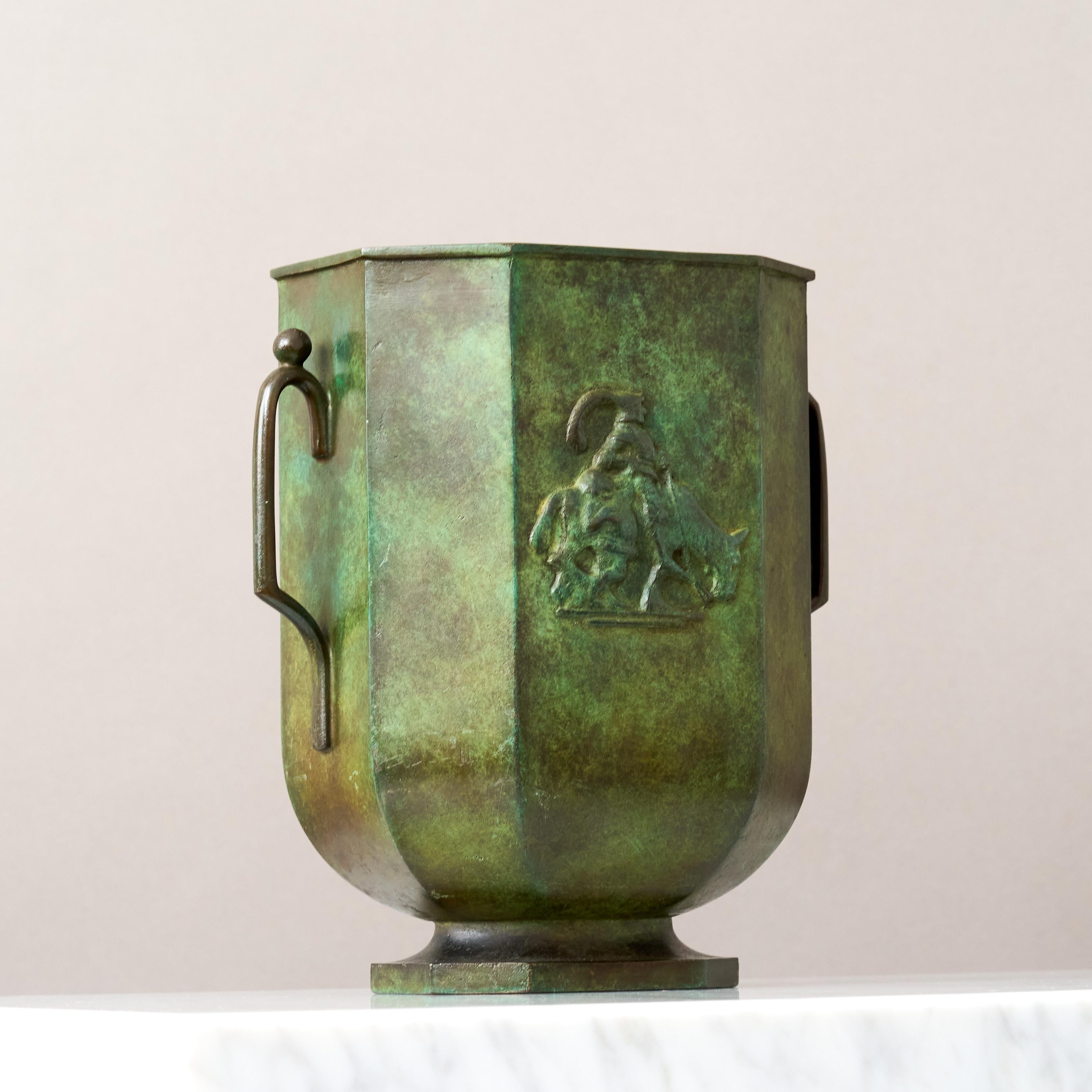 Metà XX secolo Grande vaso in bronzo Art Deco di GAB Guldsmedsaktiebolaget, Svezia, anni '30 in vendita