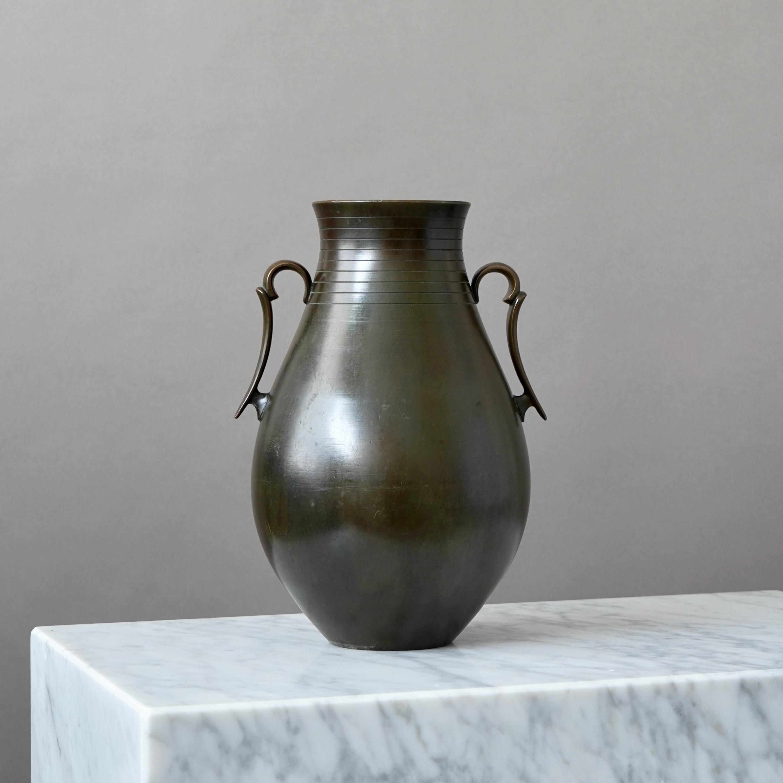 Bronzo Grande vaso in bronzo Art Deco di GAB Guldsmedsaktiebolaget, Svezia, anni '30 in vendita