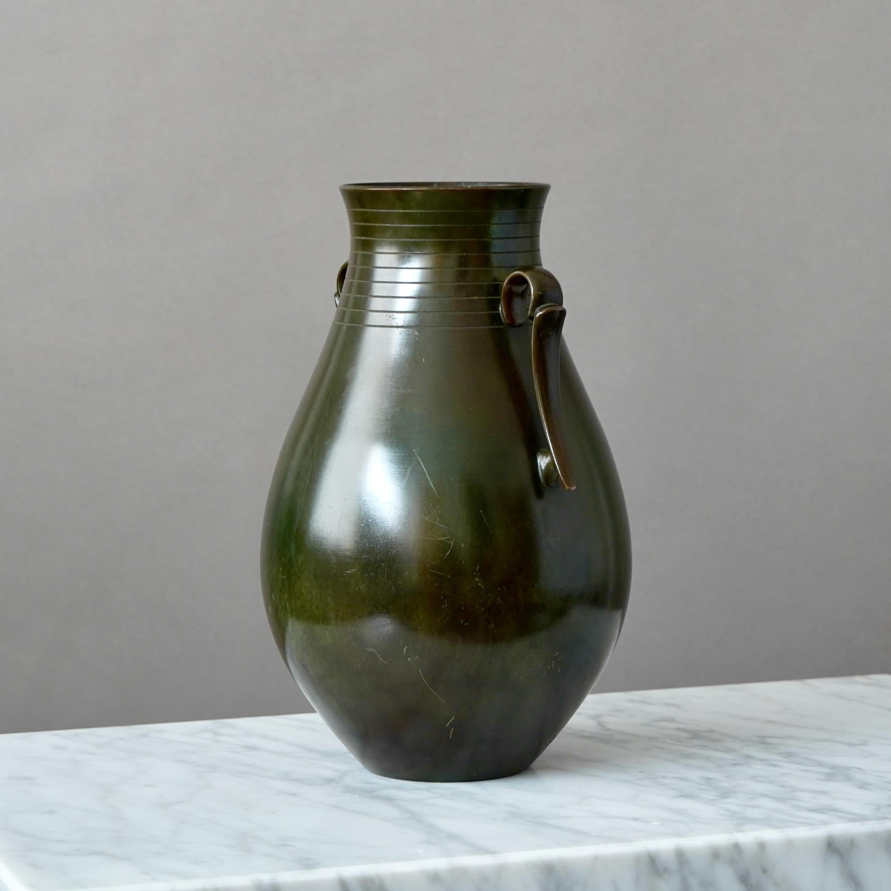Bronzo Grande vaso in bronzo Art Deco di GAB Guldsmedsaktiebolaget, Svezia, anni '30 in vendita