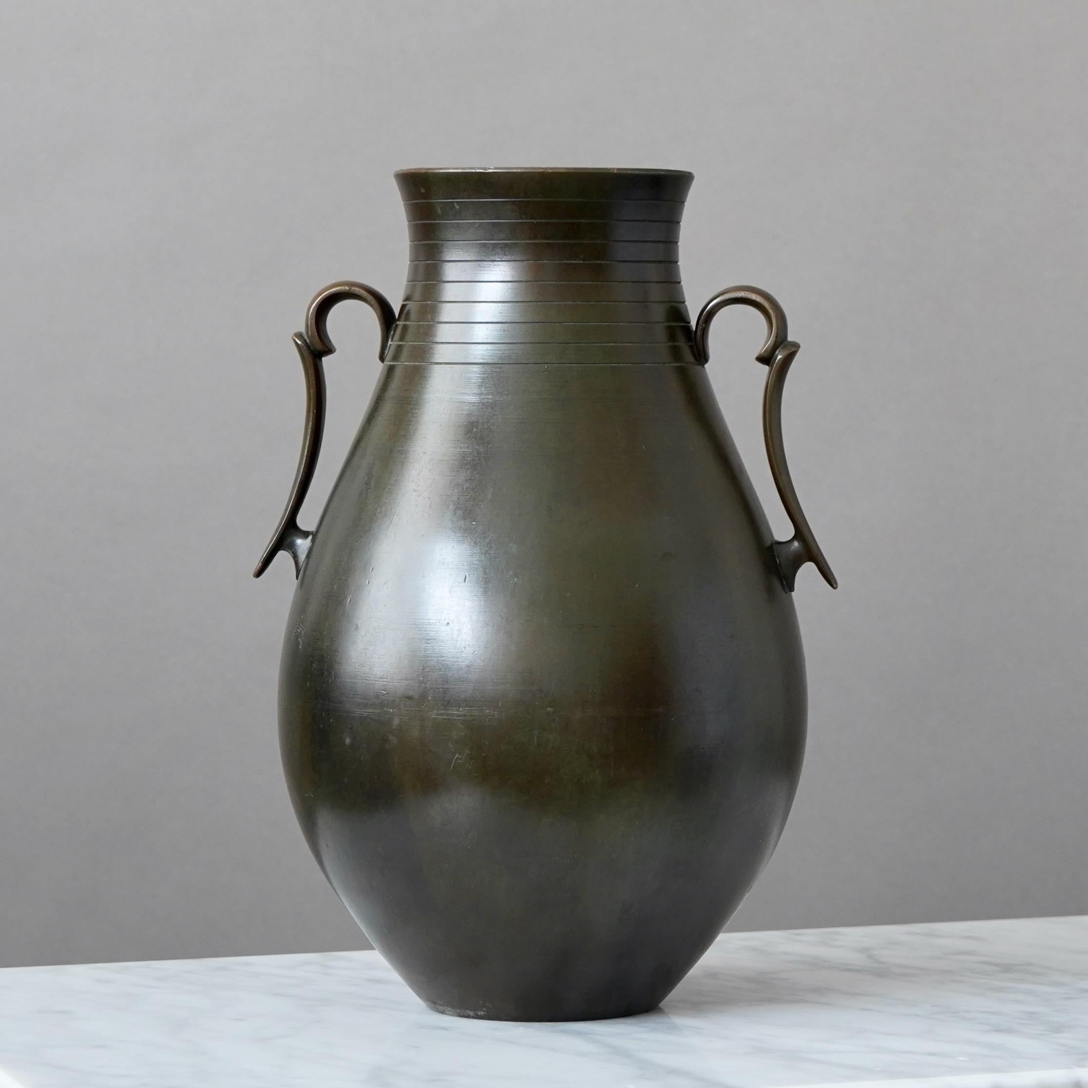 Grande vaso in bronzo Art Deco di GAB Guldsmedsaktiebolaget, Svezia, anni '30 in vendita 1