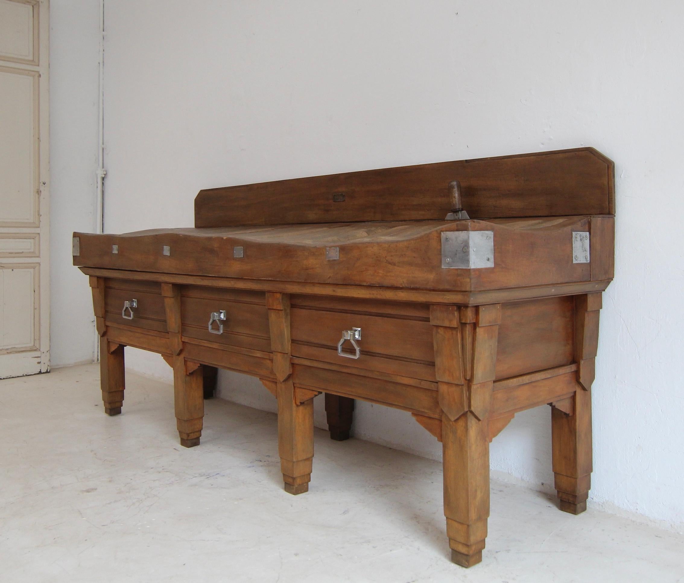 Large Art Deco Butcher´s Block Table In Good Condition For Sale In Dusseldorf, DE