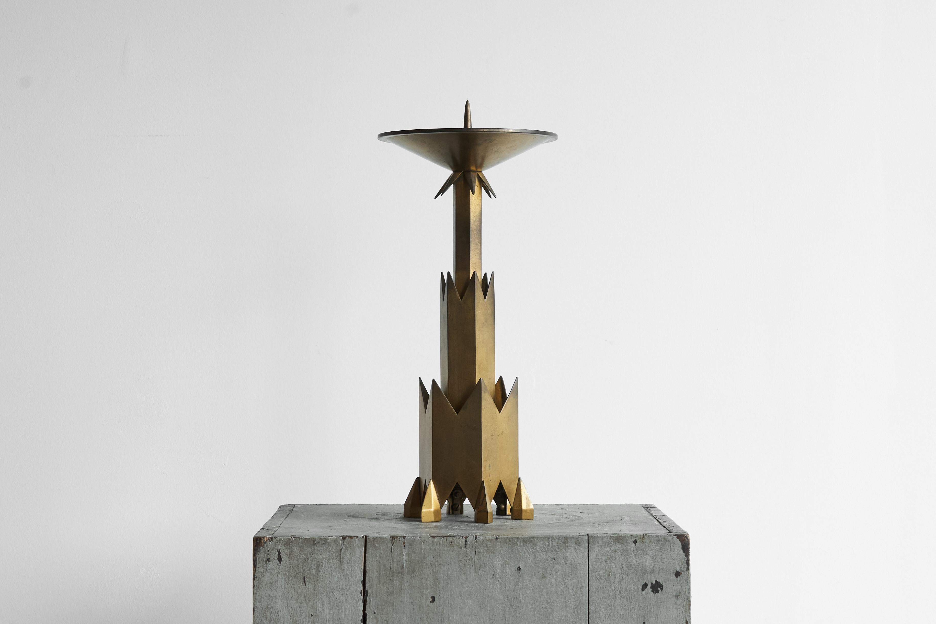 Bemerkenswerter Art-Déco-Kerzenhalter aus patiniertem Messing, erste Hälfte des 20. Jahrhunderts. 

Ein schöner und großer Kerzenhalter mit einem bemerkenswerten Art-Deco-Design. Dieser Kerzenhalter ist ein schönes Stück Design des frühen 20. Scharf