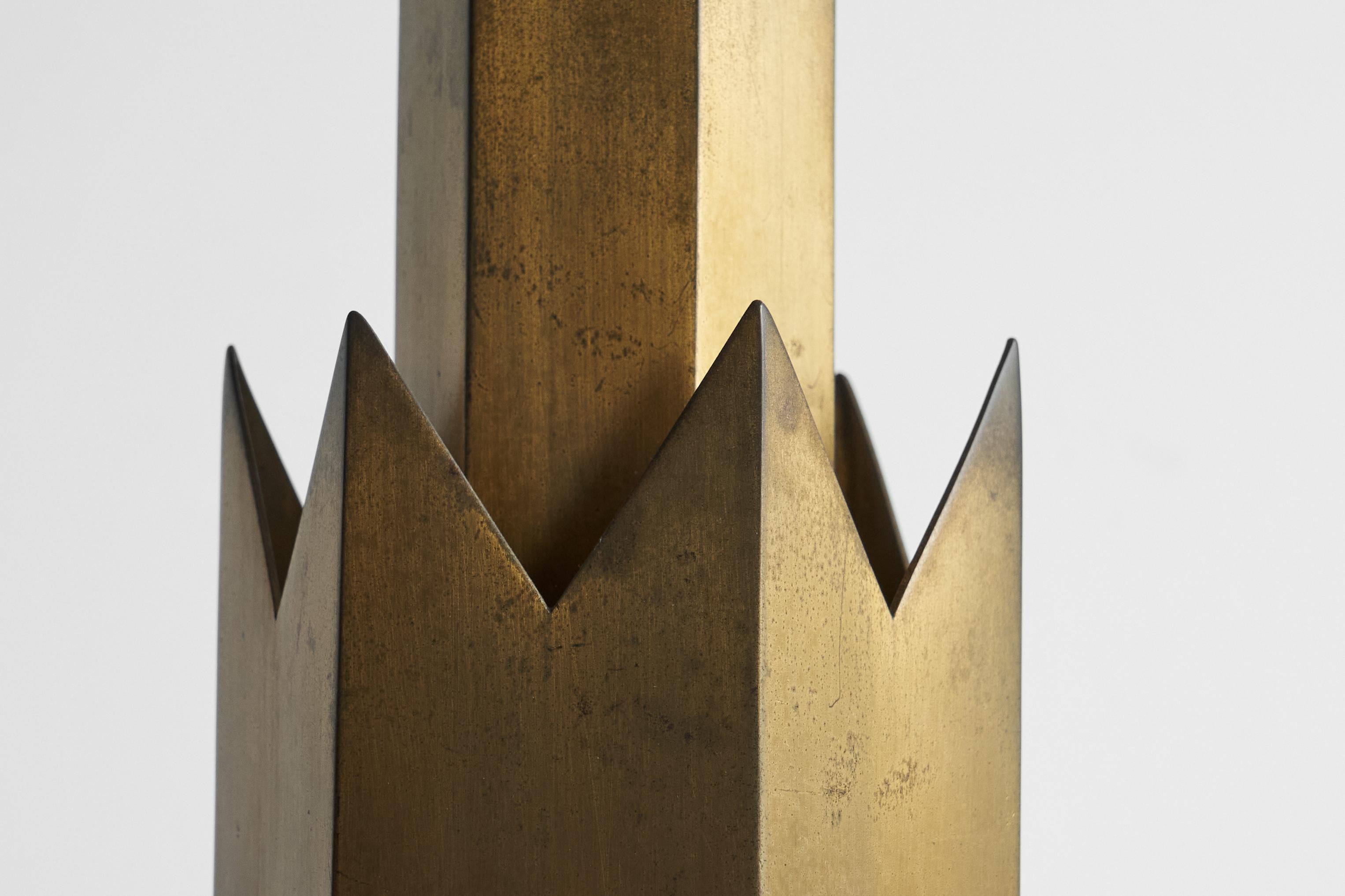 Großer Art-Déco-Kerzenhalter aus patiniertem Messing, Anfang 20. (Handgefertigt) im Angebot