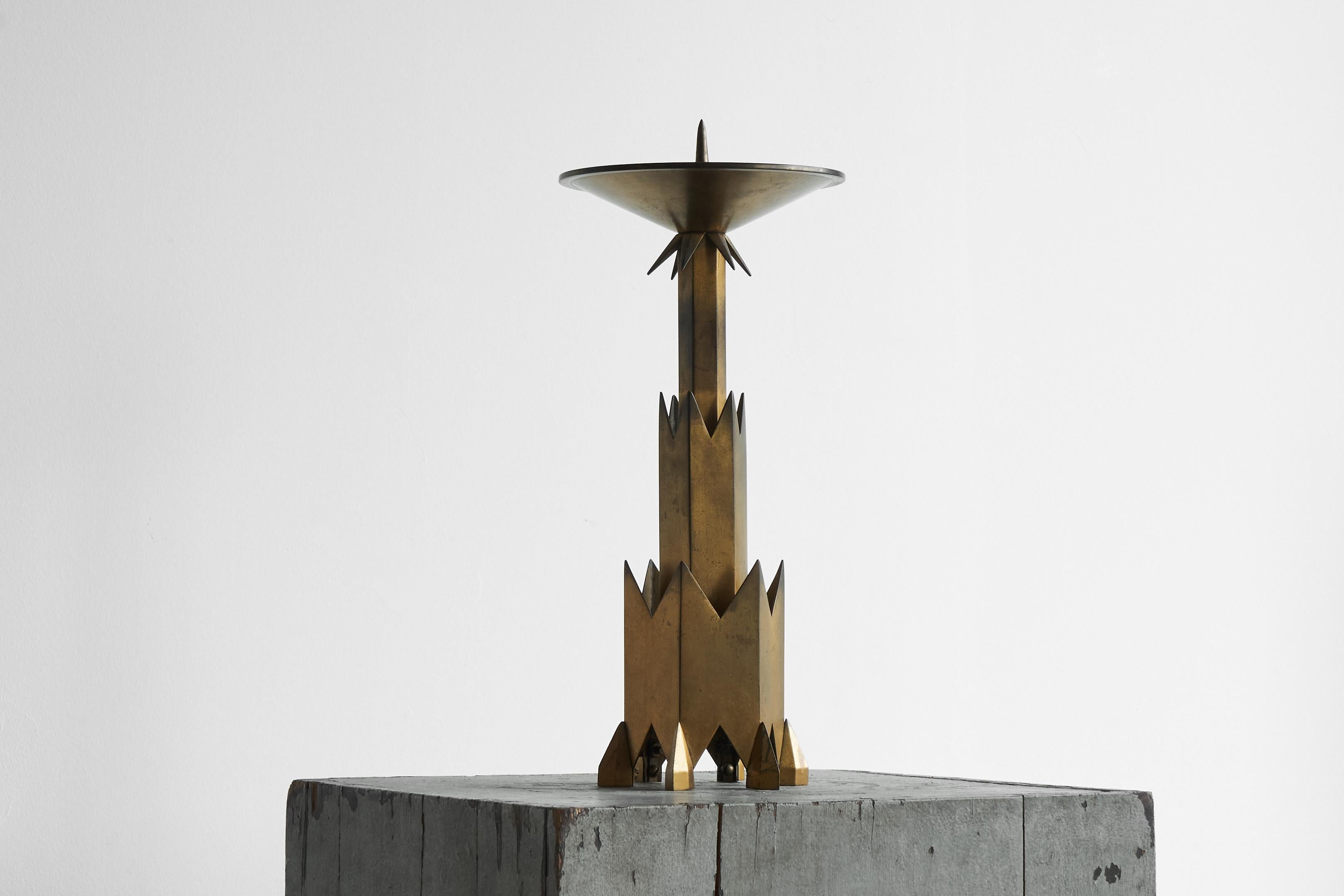 Großer Art-Déco-Kerzenhalter aus patiniertem Messing, Anfang 20. (20. Jahrhundert) im Angebot