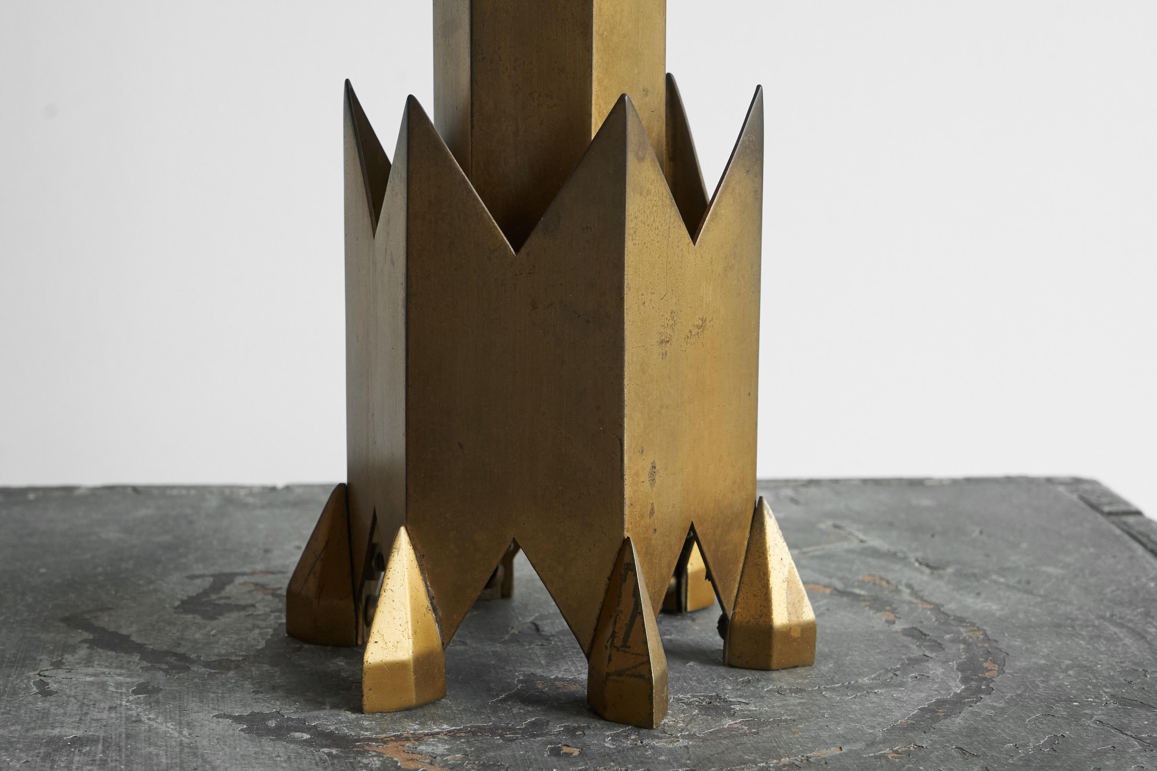 Großer Art-Déco-Kerzenhalter aus patiniertem Messing, Anfang 20. im Angebot 1