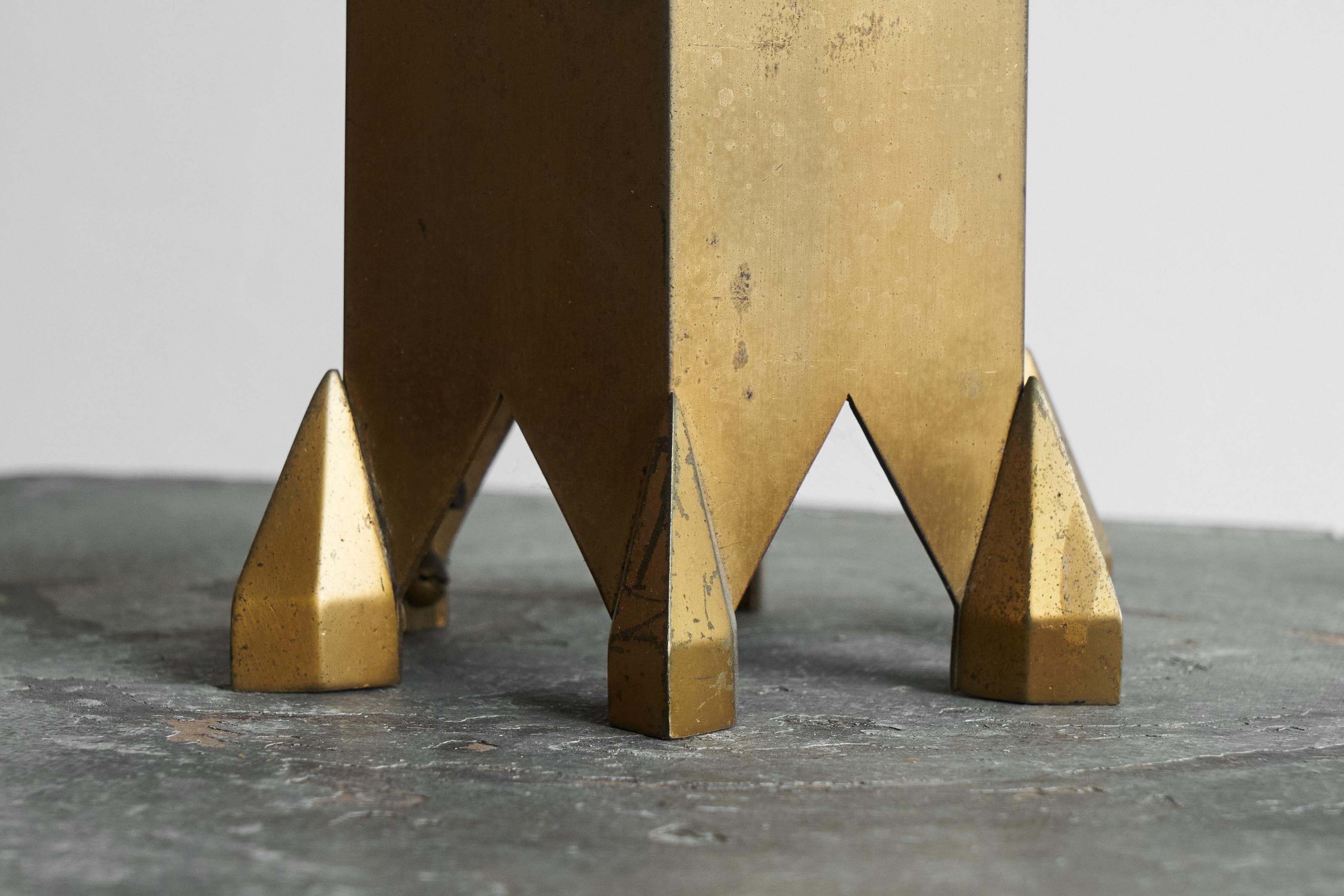 Großer Art-Déco-Kerzenhalter aus patiniertem Messing, Anfang 20. im Angebot 2