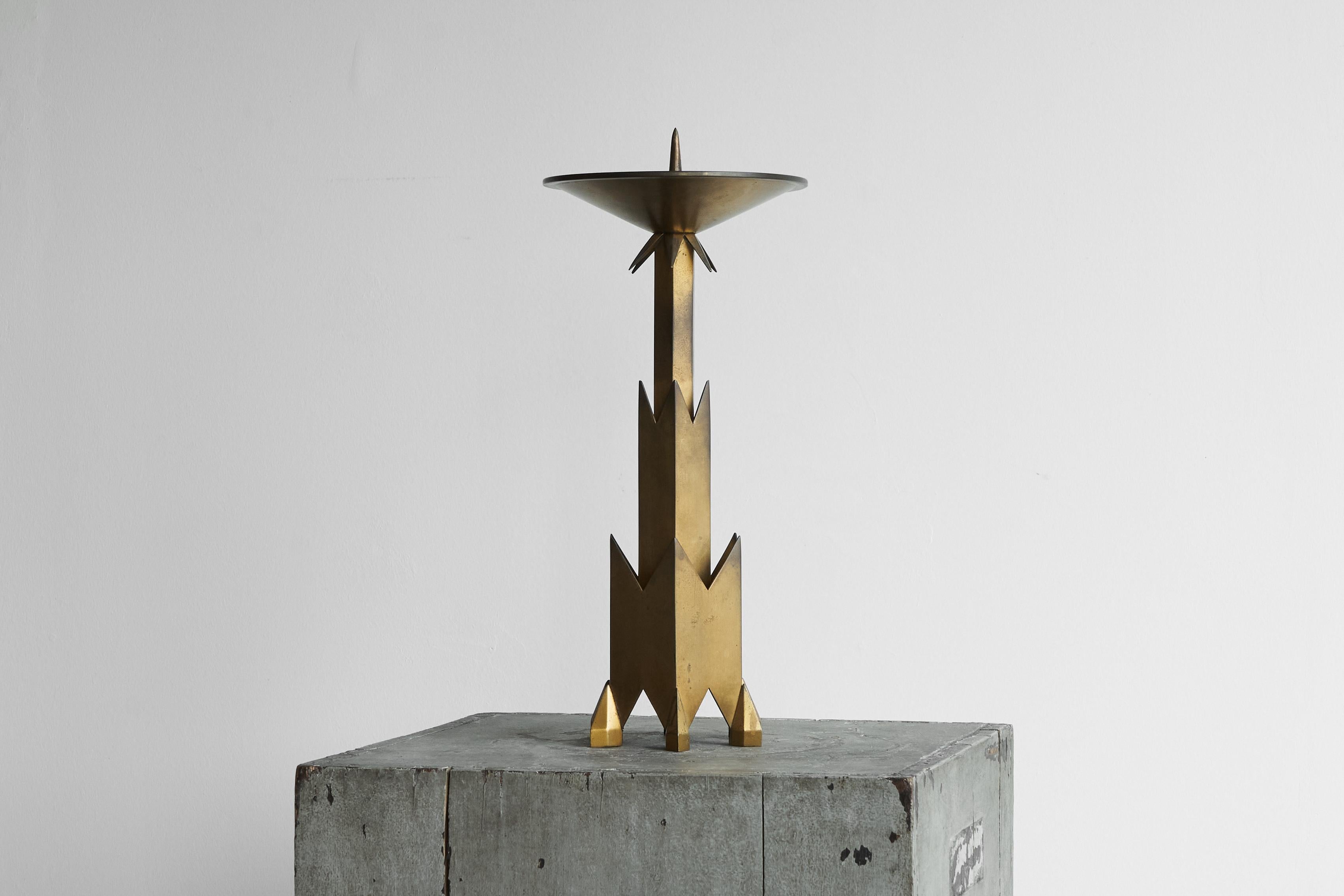 Großer Art-Déco-Kerzenhalter aus patiniertem Messing, Anfang 20. im Angebot 3