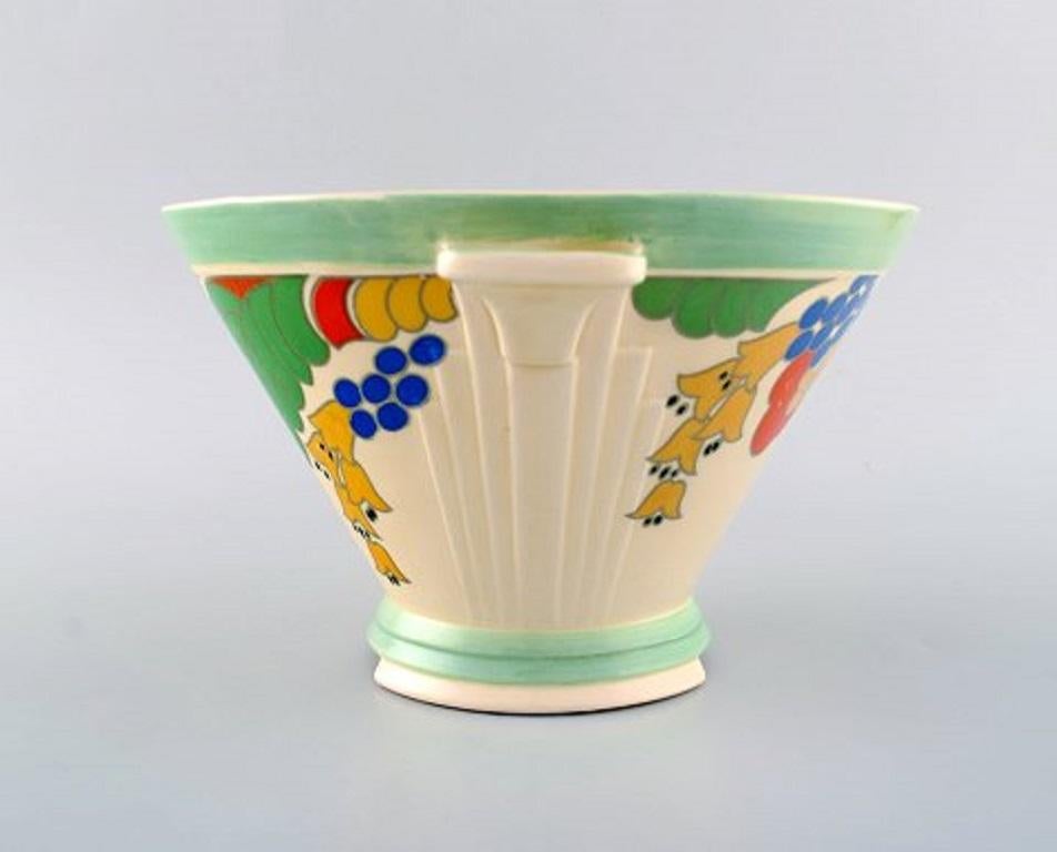 Large Art Deco Caprice bowl in hand painted porcelain. Royal Doulton, England, circa 1940.
In the style of Clarice Cliff (1899-1963).
Measures: 26 x 13.5 cm.
In very good condition.
Stamped.


 
