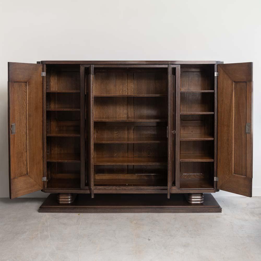 Großer Art-Deco-Schrank aus geschnitztem Holz von Charles Dudouyt (Französisch) im Angebot