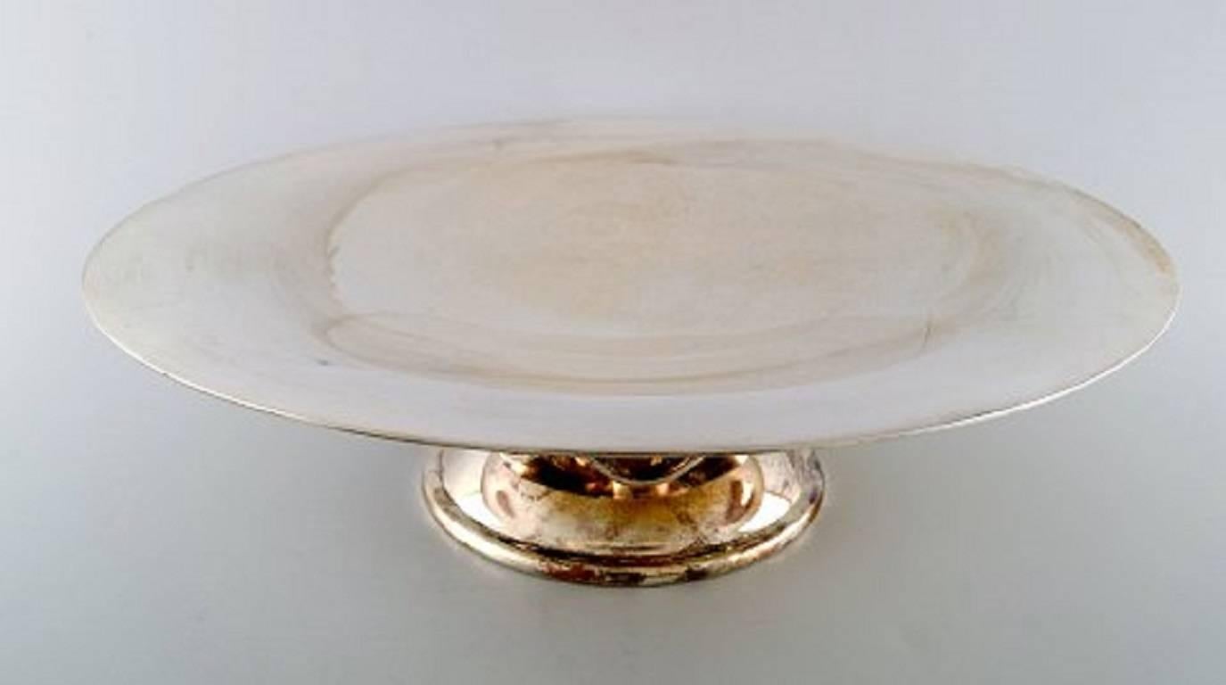 Large Art Deco centrepiece, silver plated, designed by Christian Fjerdingstad for Christofle.
Very good condition.
Designed in the 1930s.
Marked: Christofle / 36.
Measures: 35 cm x 10 cm.
