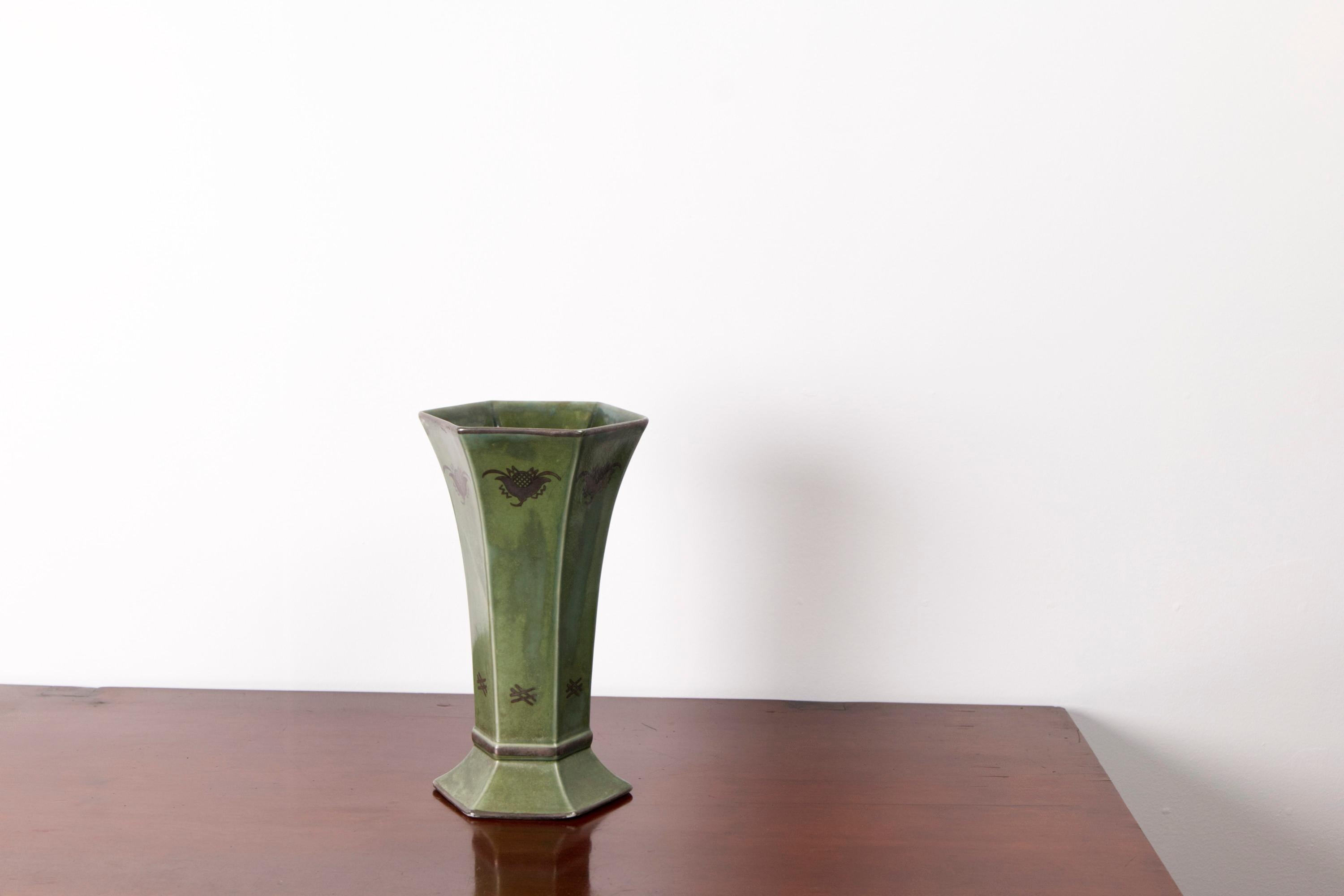 Large Art Deco Ceramic Vase by Arabia Finland – 1940s

This striking Art Deco ceramic vase by Arabia Finland, dating to the 1940s, showcases a rare and refined combination of form and finish. The vase features a bold hexagonal, tapered