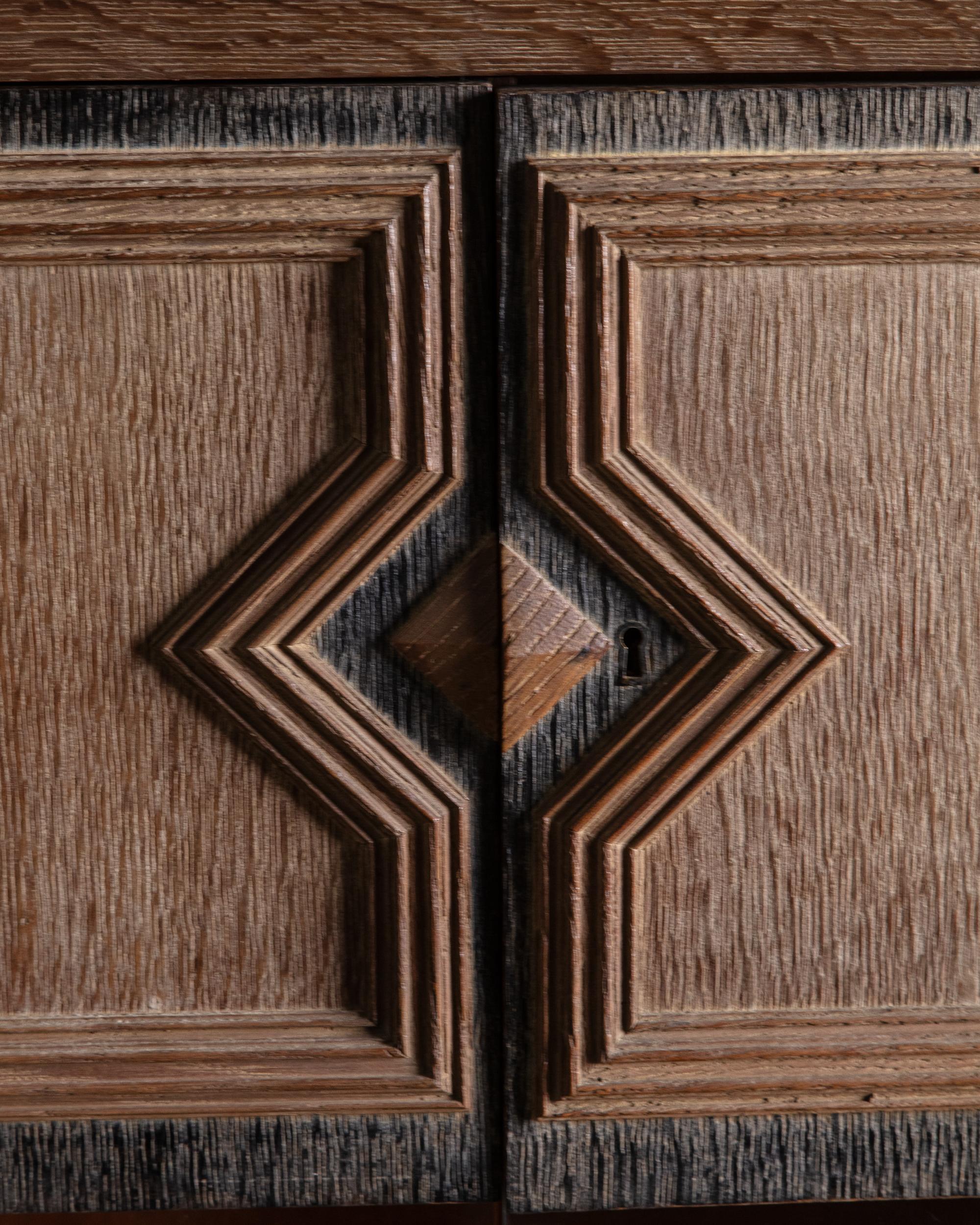 Grand meuble de bar Art déco en Oak cérusé Manner Of Jean Charles Moreux, France, 19 en vente 5