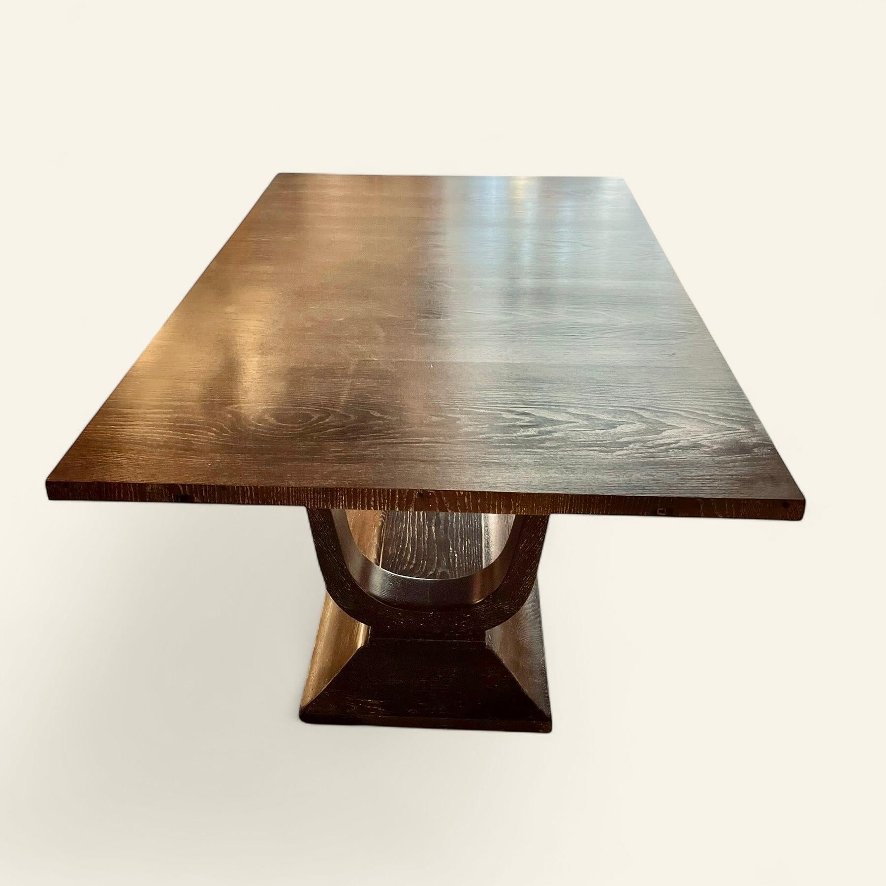 Excepcional mesa de comedor Art Decó de roble cerusado con dos extensiones adicionales que forman una mesa para 10 personas.
Etiquetado debajo de la parte superior: R & M Carlhian decorateurs-Paris.
Al estilo de Ruhlmann. 