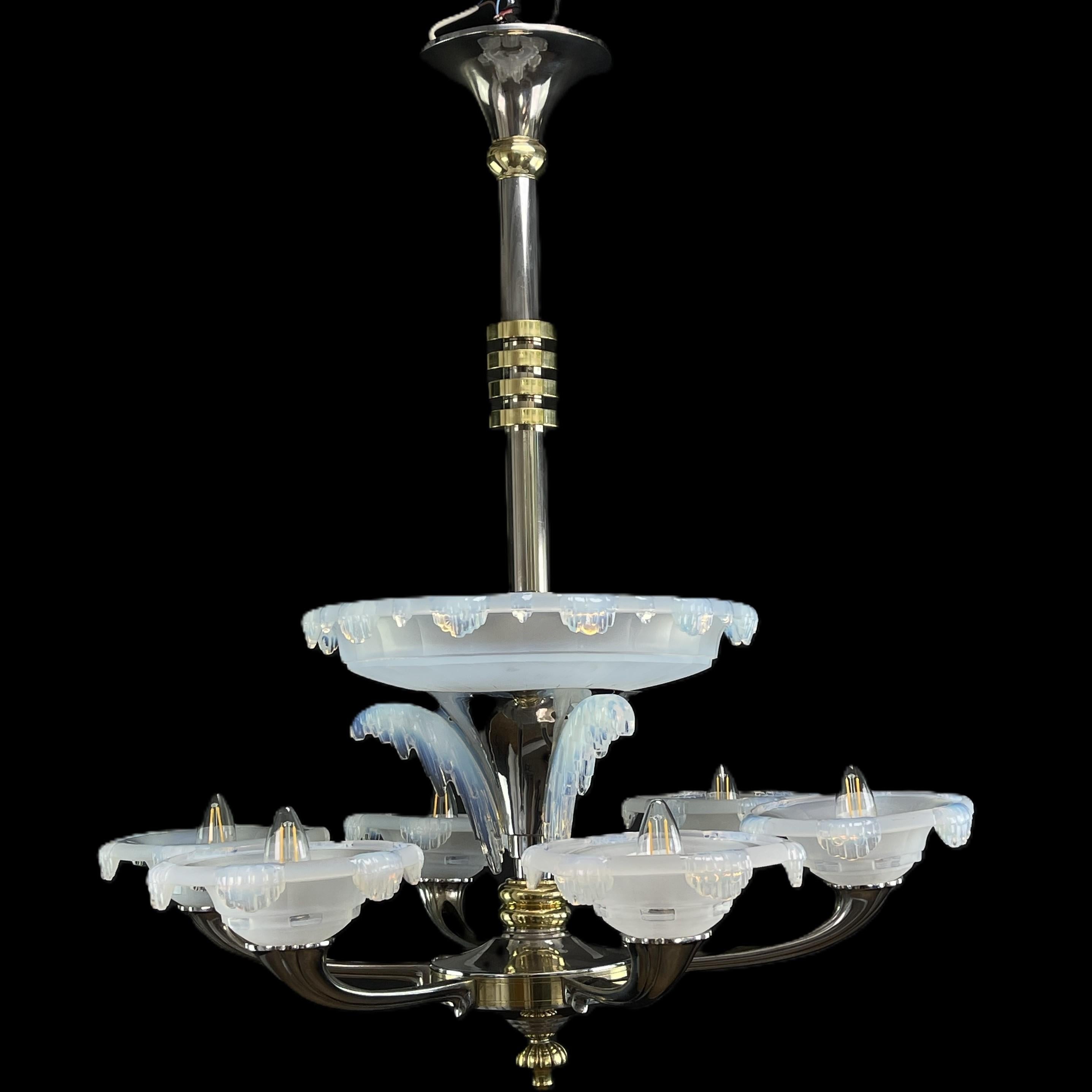 Art Deco Kronleuchter - EZAN - Entwurf Boris Lacroix - 1930er Jahre

Der beeindruckende Art Deco-Kronleuchter ist ein elegantes und stilvolles Beleuchtungsobjekt aus der Zeit des Art Deco. Er ist aus Chrom und Messing gefertigt und hat einzigartige