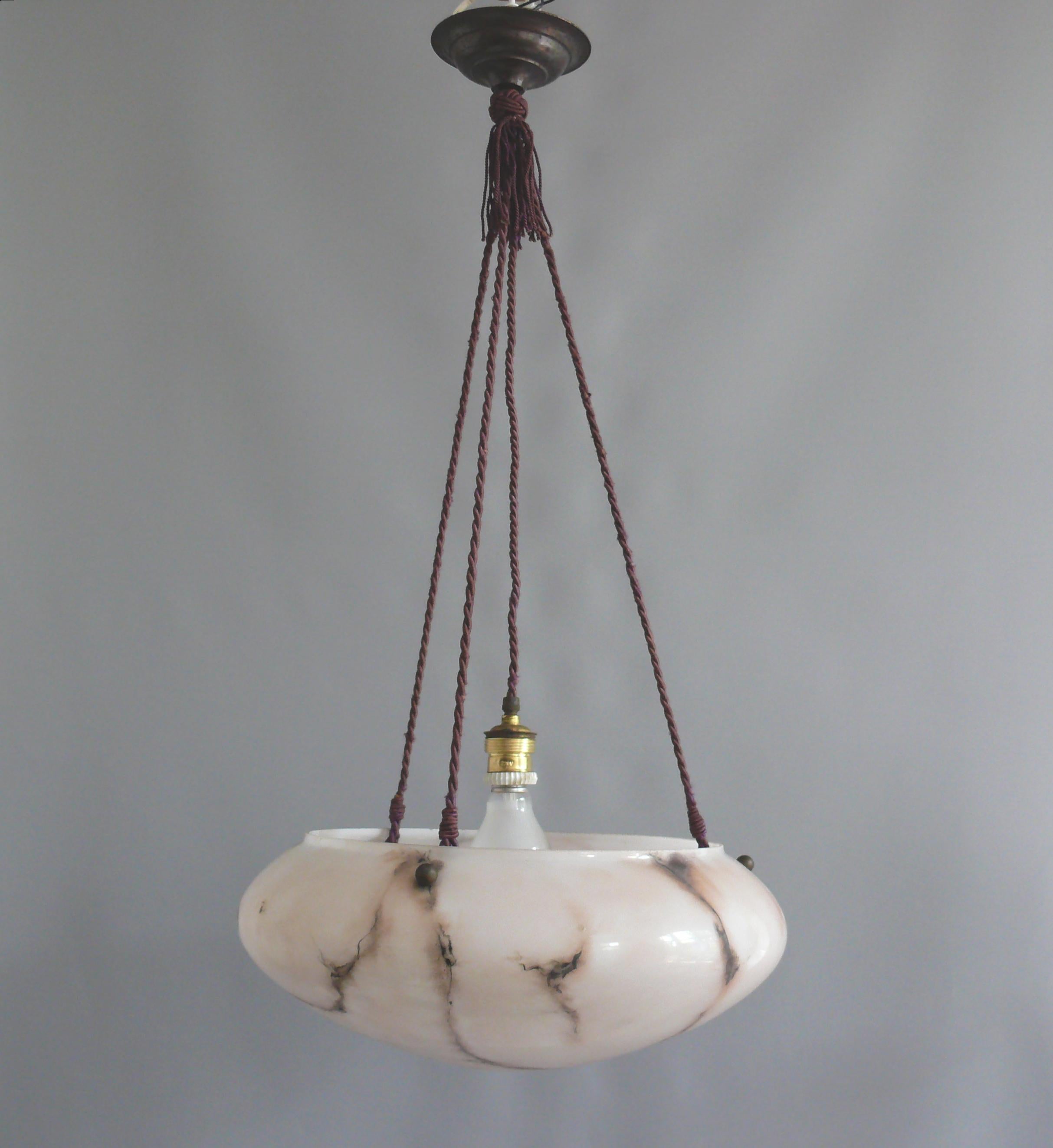 Large pendant lamp from the 1920s-1930s with a marbled glass shade and rope suspension in good condition. The antique pink glass shade has a curved shape and a brown marbling and is well preserved. The brass socket is connected via a cable embedded