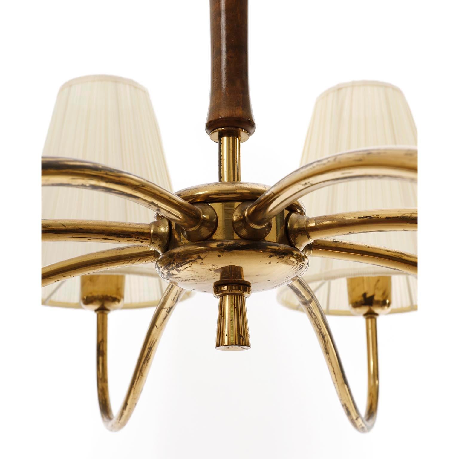 Large Art Deco Chandelier Pendant Light, Wood Brass Cream Fabric Shades, 1930s In Good Condition For Sale In Hausmannstätten, AT
