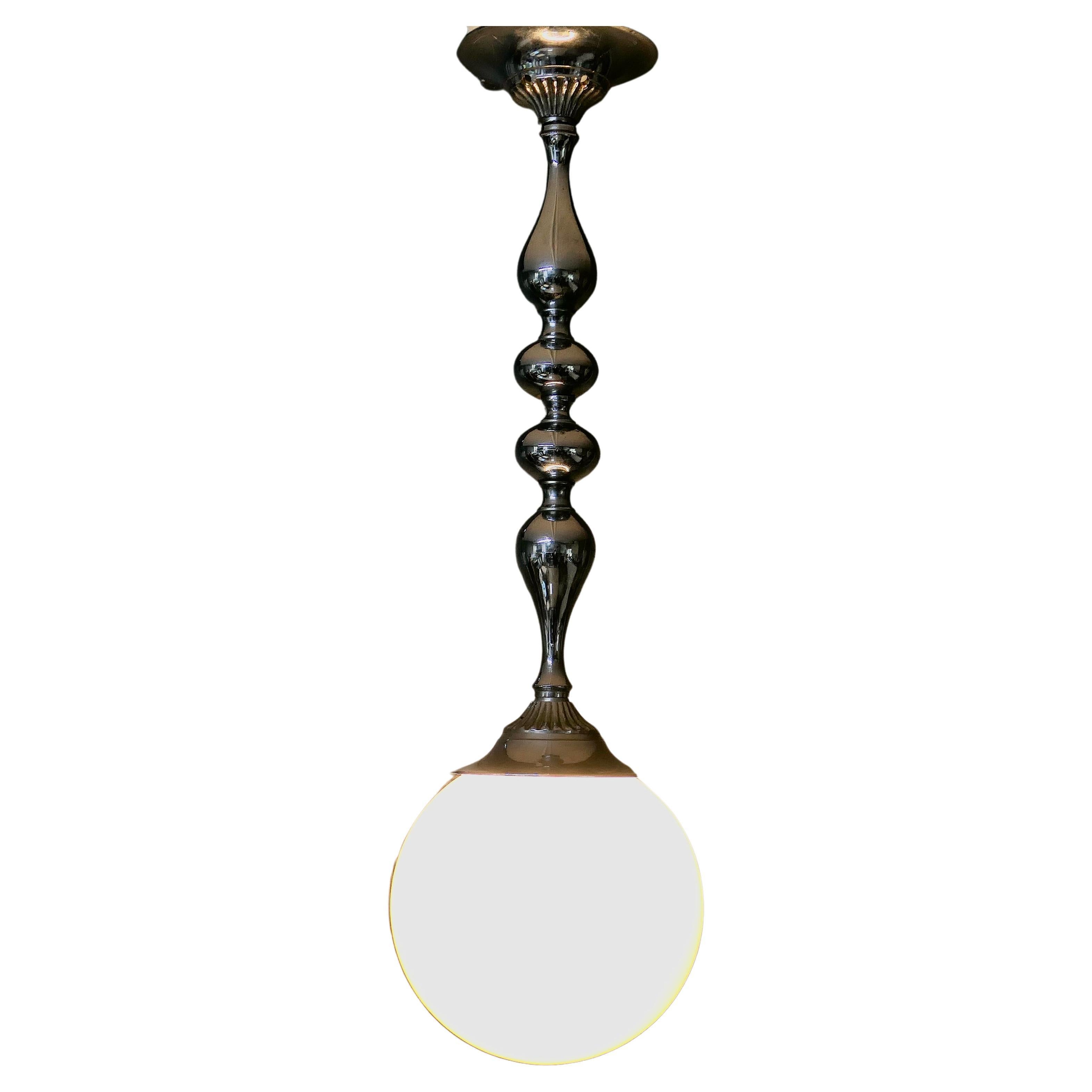 Grande lampe suspendue Art Déco en verre opaque chromé   