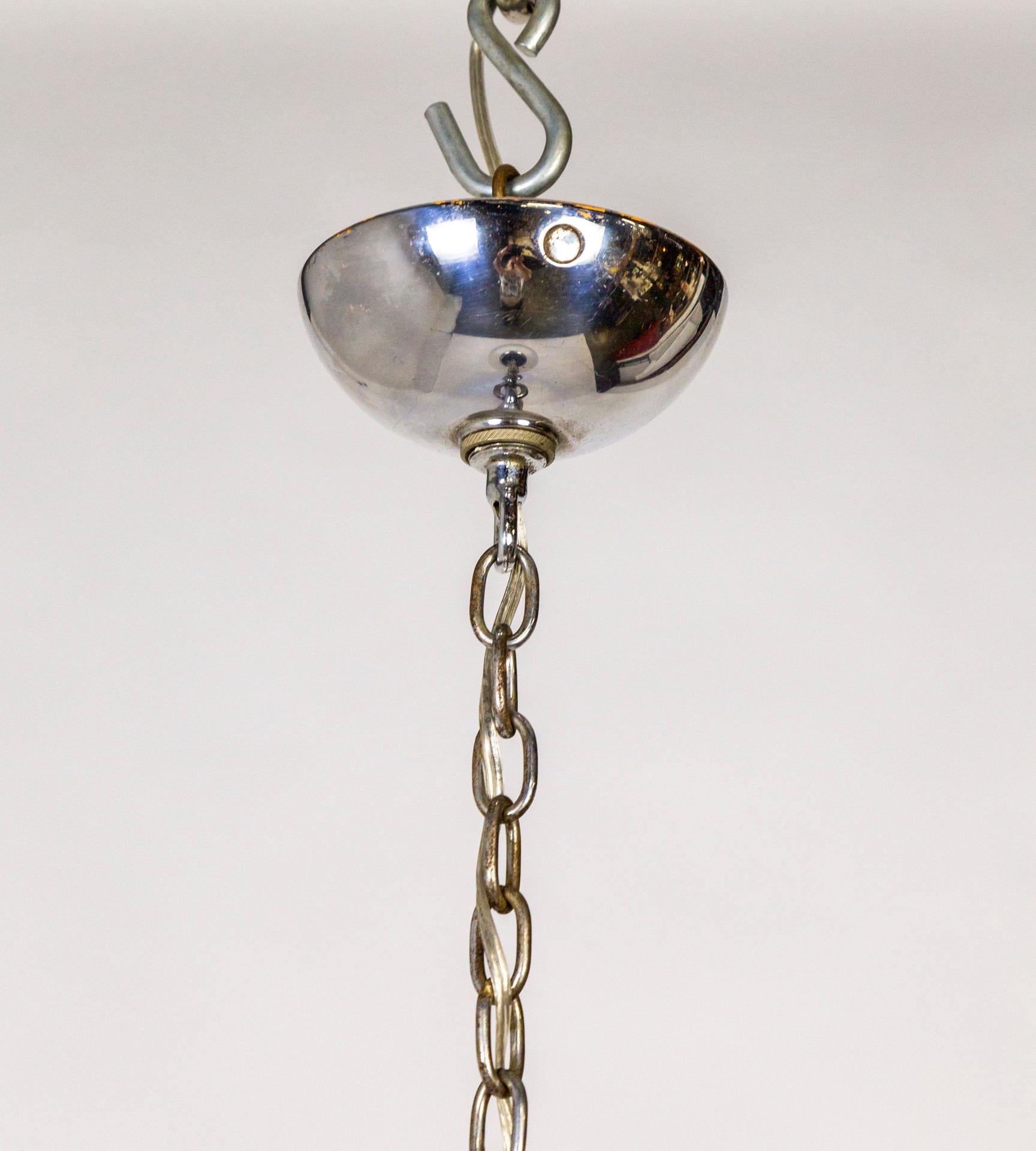 Grande lampe à suspension Art Déco en verre opalin texturé et chrome  en vente 4