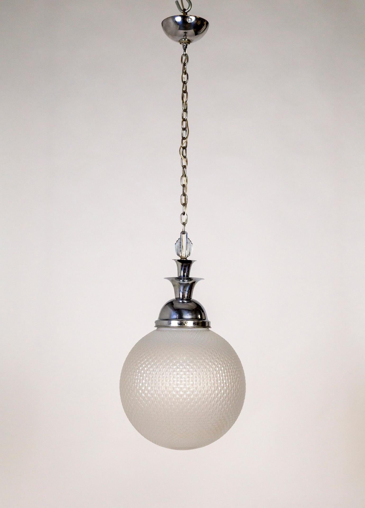 Große Art Deco Chrom & strukturiertes Opalglas Globe Pendelleuchte (Art déco) im Angebot