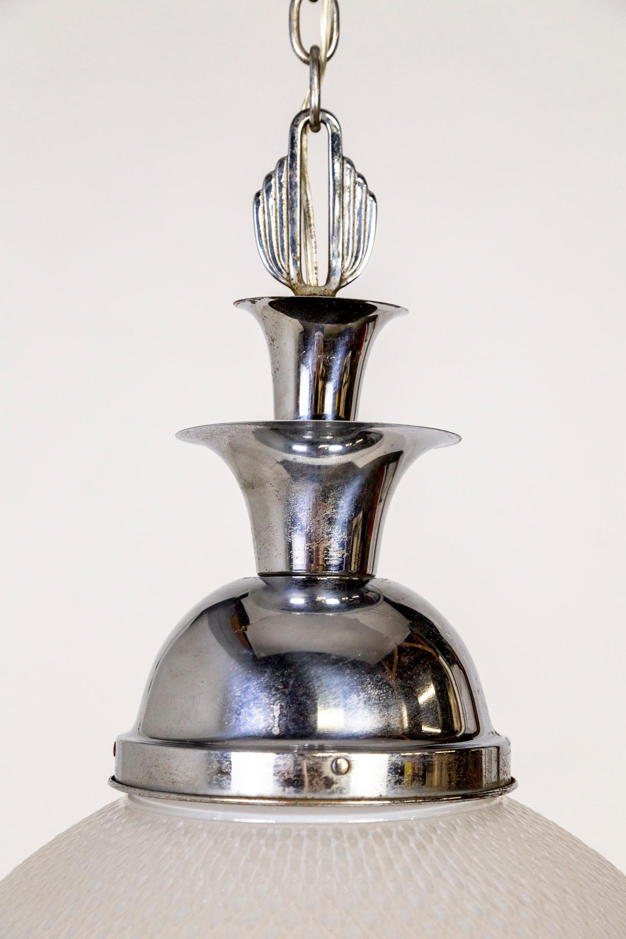 Début du 20ème siècle Grande lampe à suspension Art Déco en verre opalin texturé et chrome  en vente