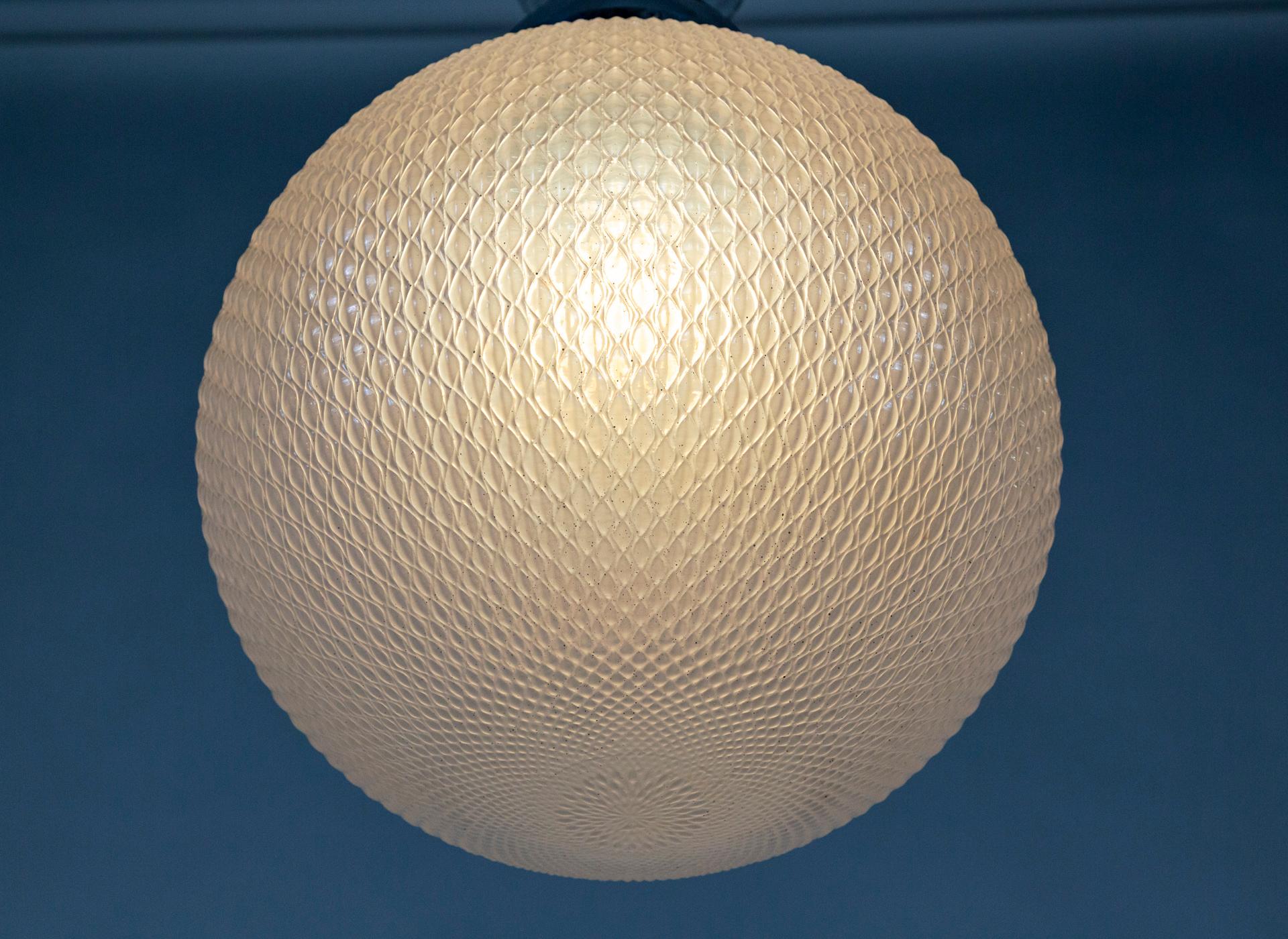 Große Art Deco Chrom & strukturiertes Opalglas Globe Pendelleuchte (Stahl) im Angebot