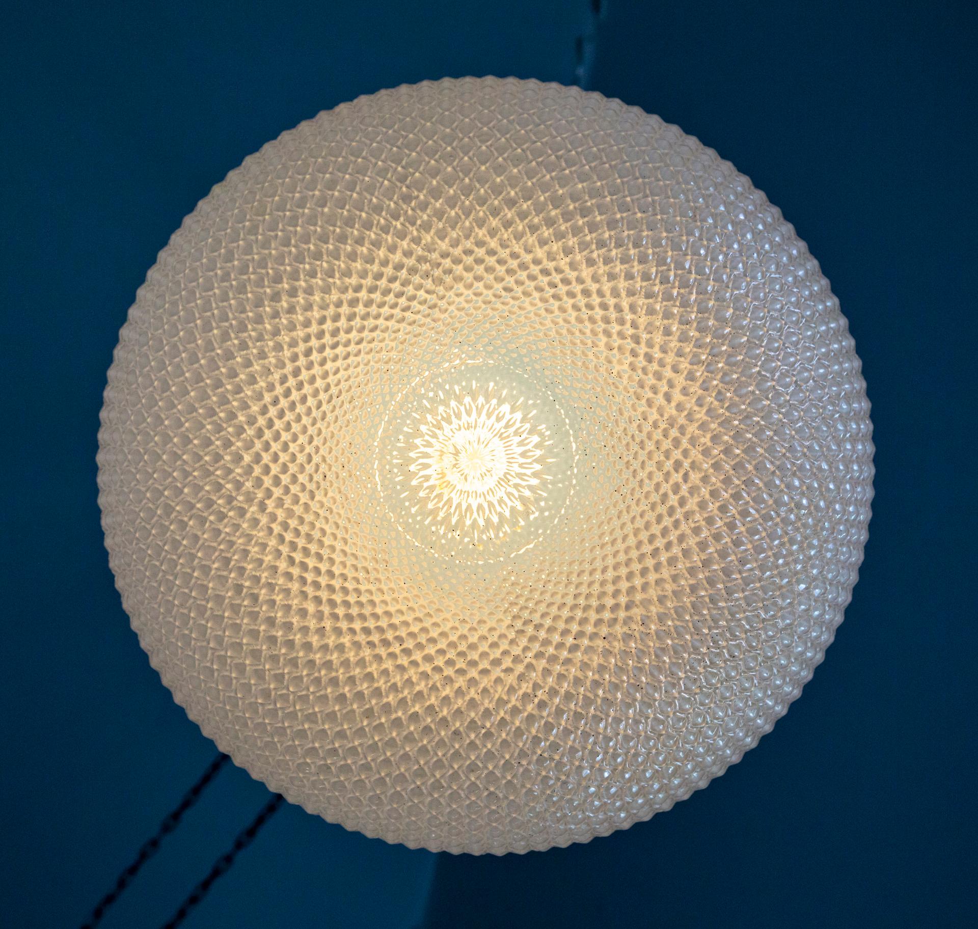 Grande lampe à suspension Art Déco en verre opalin texturé et chrome  en vente 1