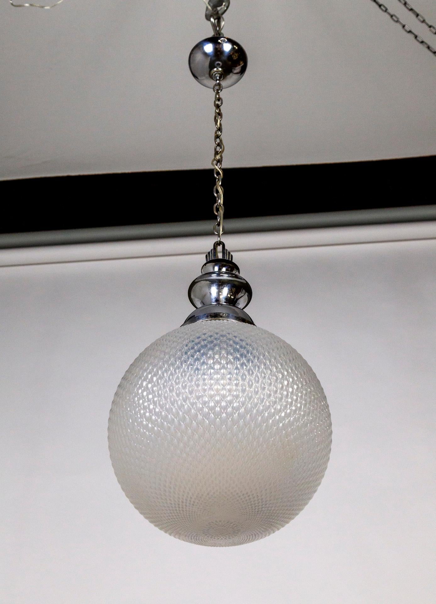 Grande lampe à suspension Art Déco en verre opalin texturé et chrome  en vente 3