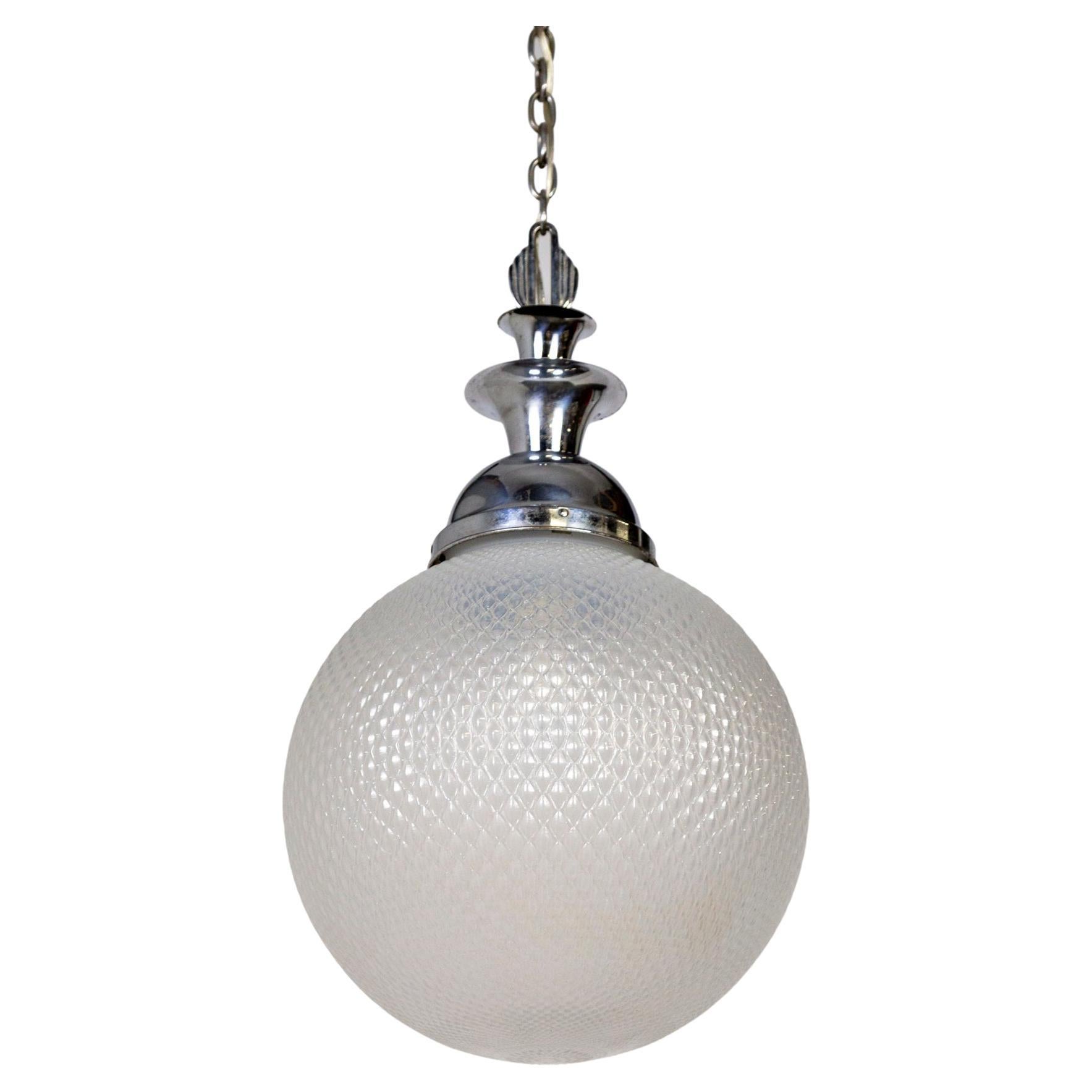 Grande lampe à suspension Art Déco en verre opalin texturé et chrome  en vente 5