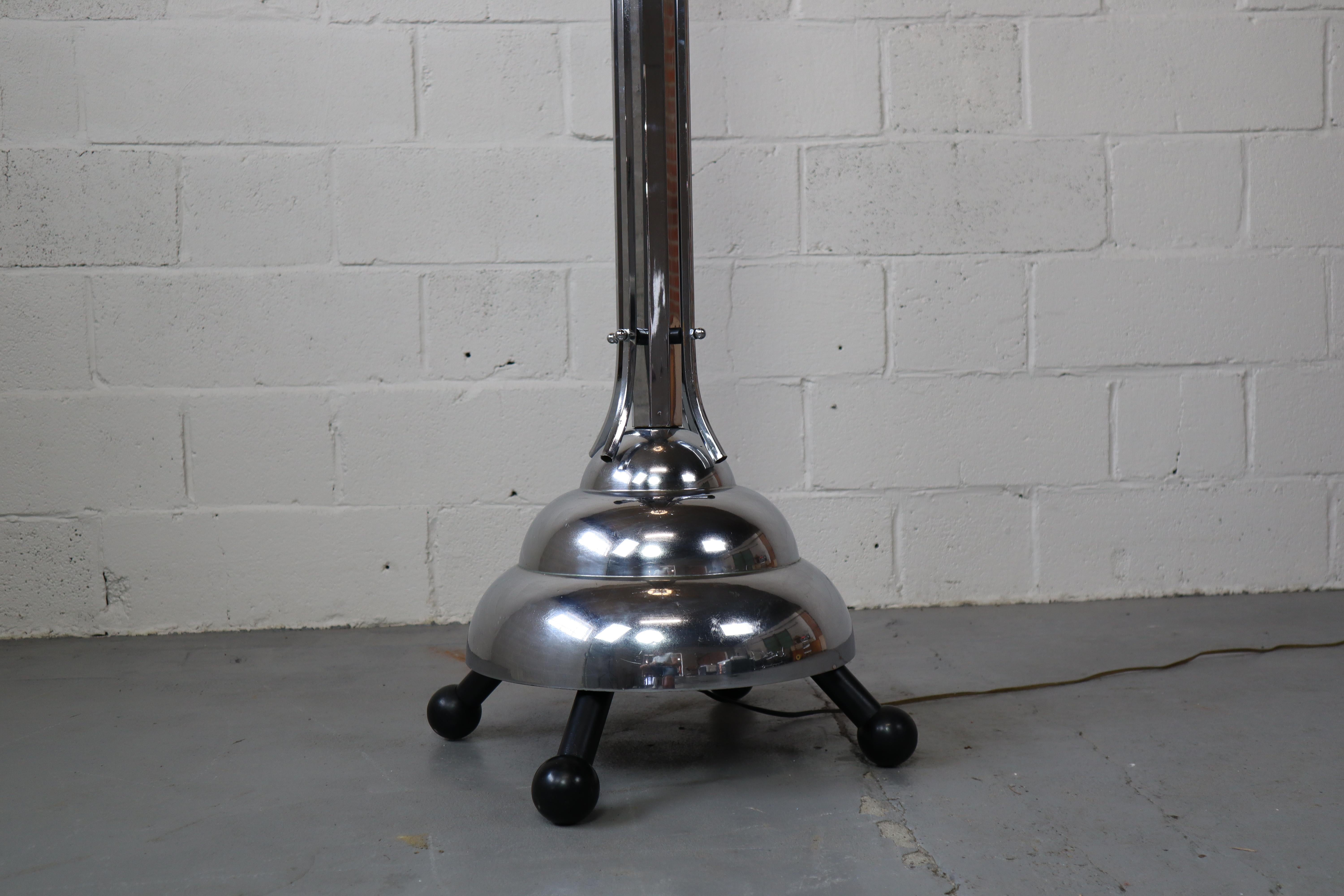 Beeindruckende große verchromte Art-Déco-Garderobe/Stehlampe. Anfang des 20. Jahrhunderts. Die Garderoben-/Bodenleuchte besteht aus Stäben, die sich um eine zentrale verchromte Metallsäule gruppieren, die auf einem abgestuften Sockel mit