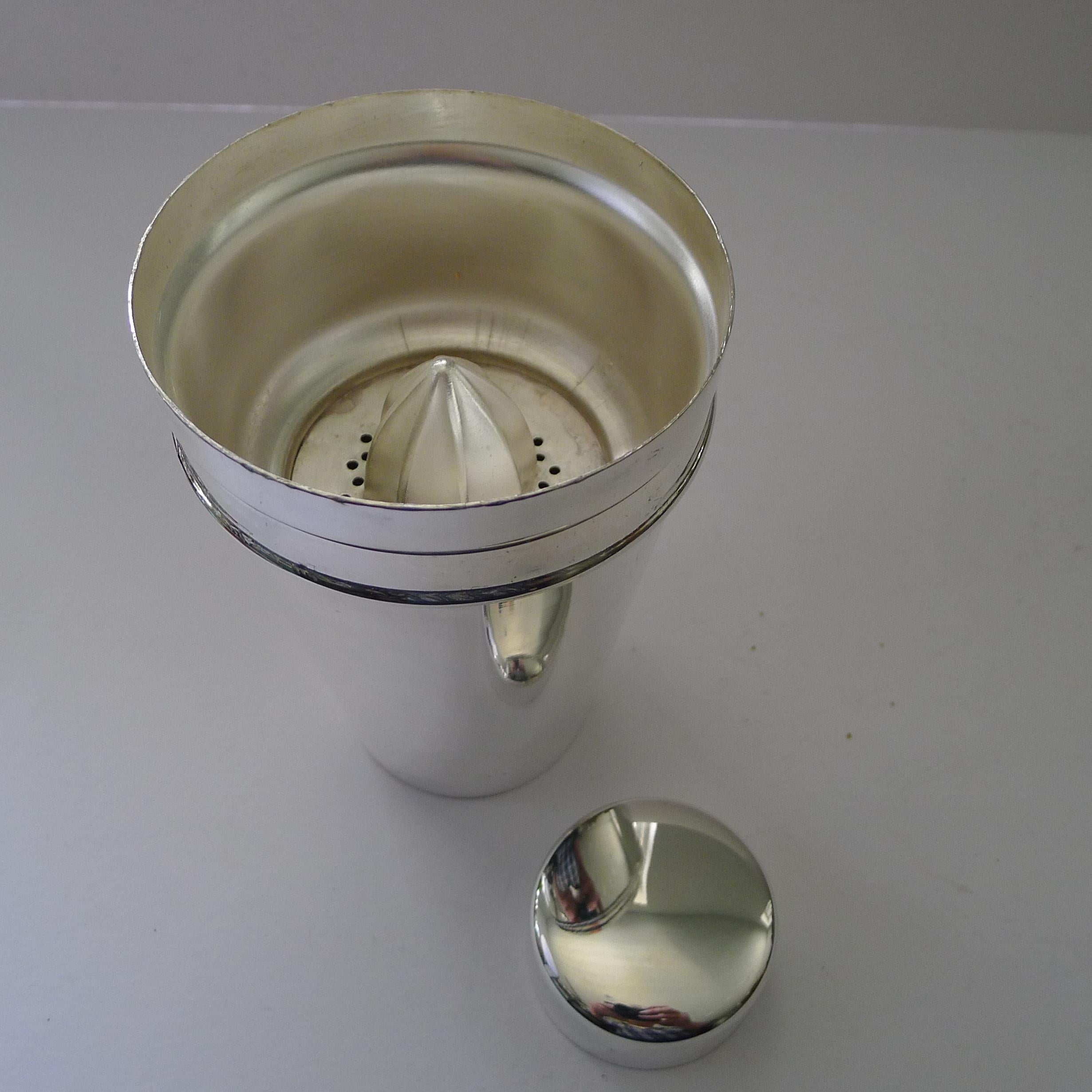 Large Art Deco Cocktail Shaker, Integral Lemon Squeezer, circa 1930 For Sale 3