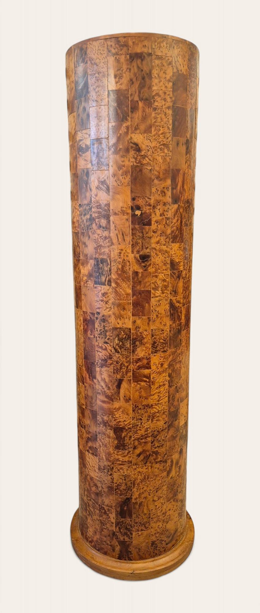 Gran columna Art Decó de madera de Amboyna, 1940

Columna circular o soporte en marquetería de burl de amboyna.

Data de finales del periodo Art Déco (década de 1940) y su diseño y el cálido tinte de la madera de amboyna lo convierten en un mueble