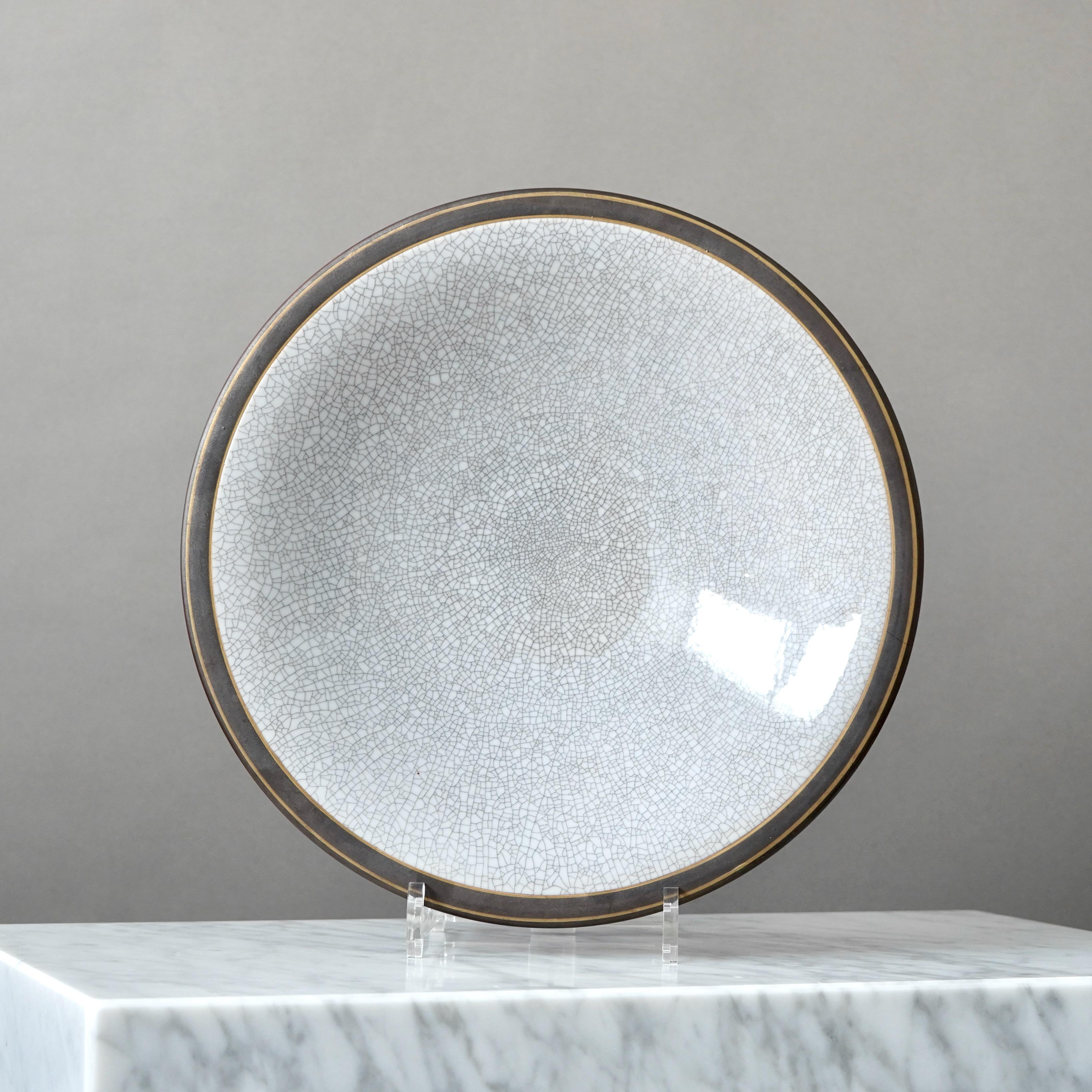 Un magnifique bol art déco en grès avec une glaçure craquelée. Détails peints à la main en or.
Conçu par Gunnar Nylund pour ALP (Lidköpings Porslinsfabrik), Suède, années 1930.

Excellent état. 

Estampillé 