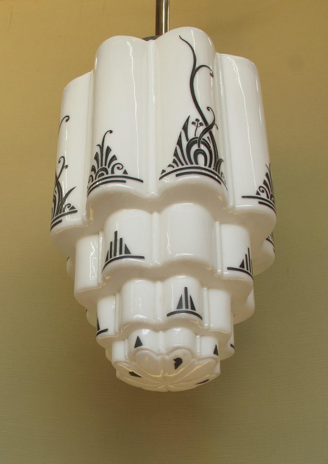 Großer Wolkenkratzer-Kugel im Art-déco-Design, um 1930 (Gebrannt) im Angebot