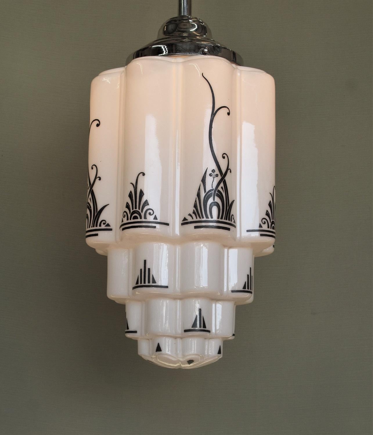 Großer Wolkenkratzer-Kugel im Art-déco-Design, um 1930 (Glas) im Angebot