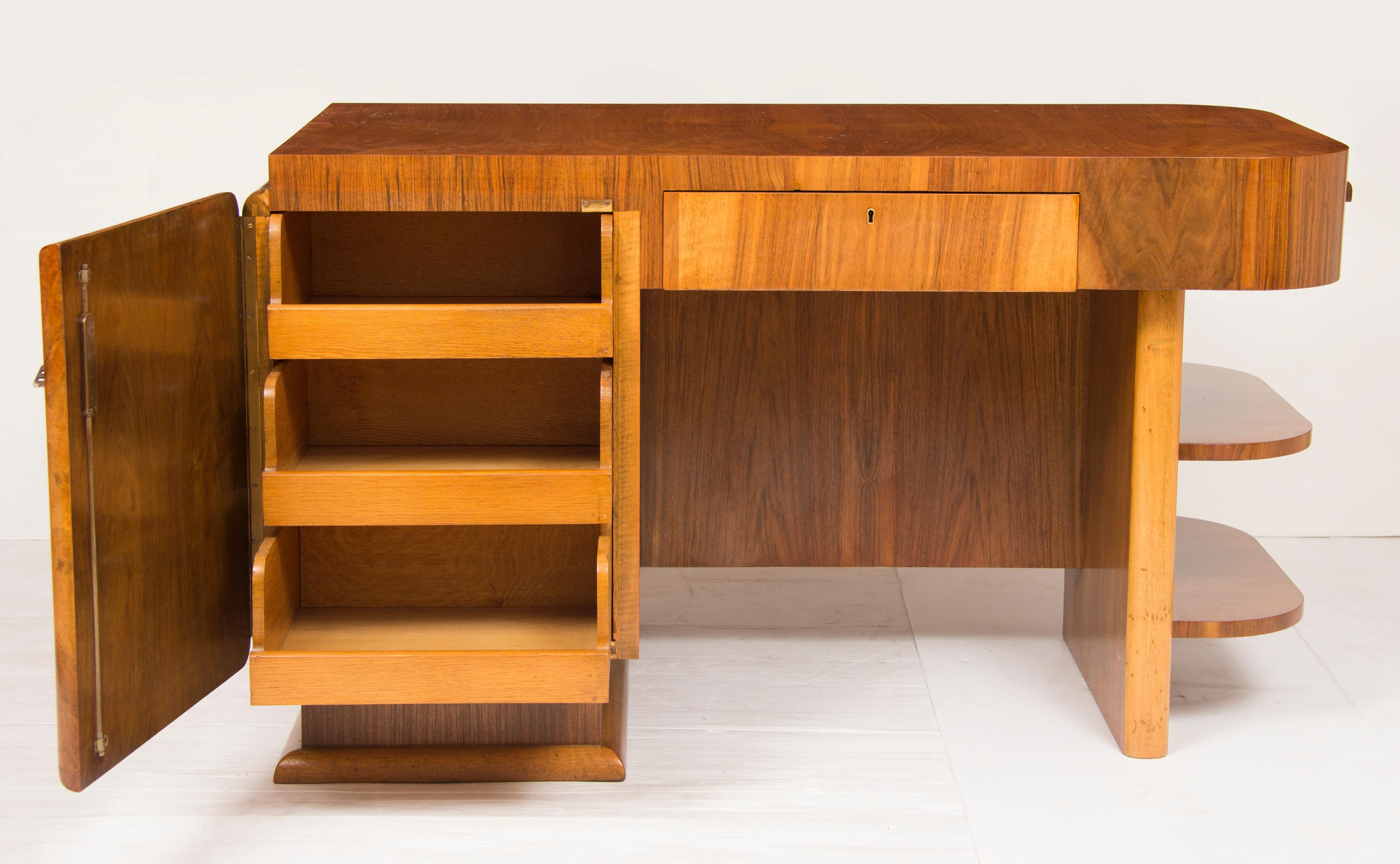 Impressive Art Deco Desk with bookshelf surround finished in figured walnut, beautiful curved edges to this well crafted Art Deco executive desk.
Additional pull out shelf to the right side
Measures: H 78 cm, W 137 cm, D 75 cm
British, circa 1930.