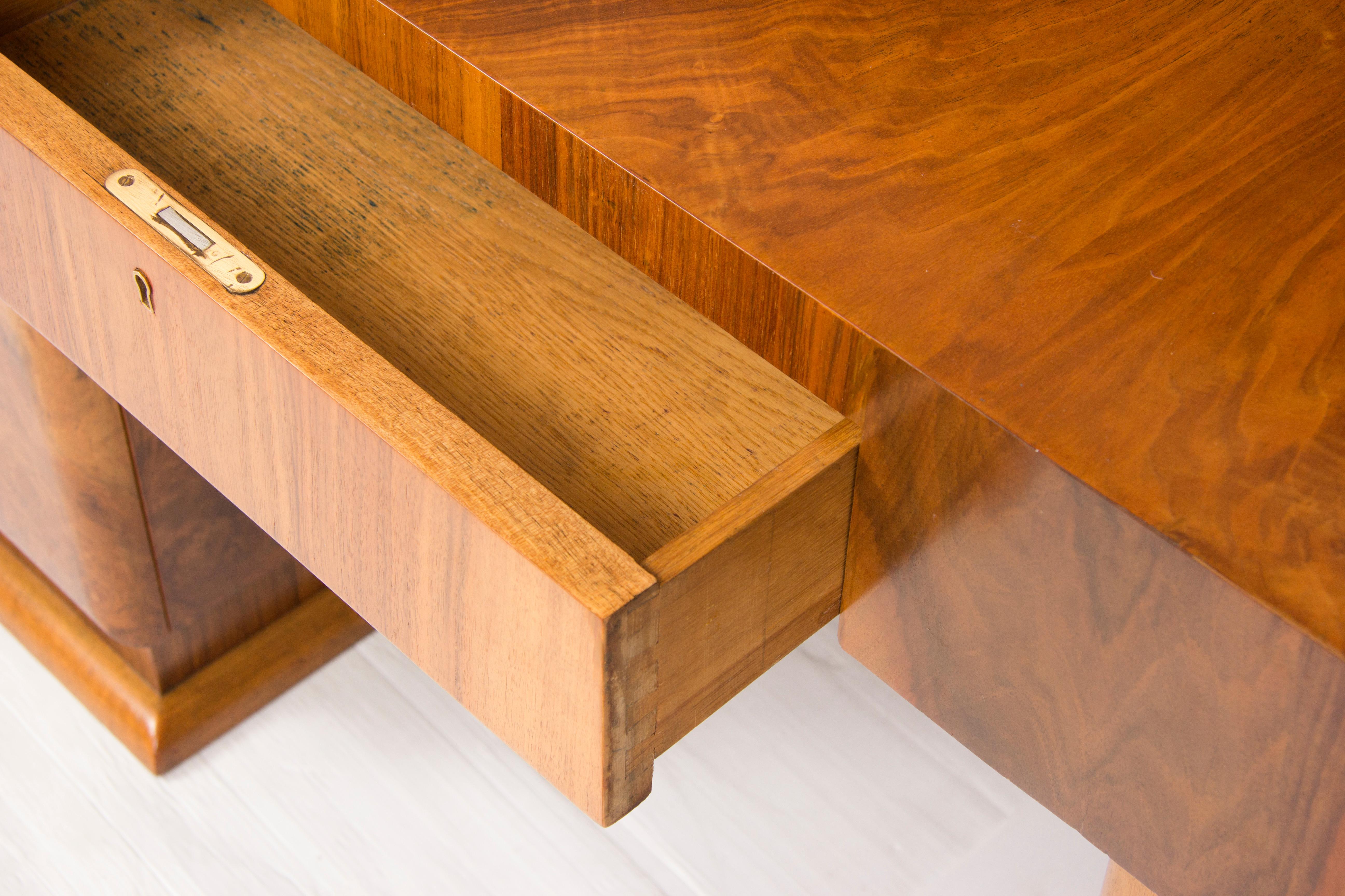 Large Art Deco Desk in Walnut In Good Condition In London, GB