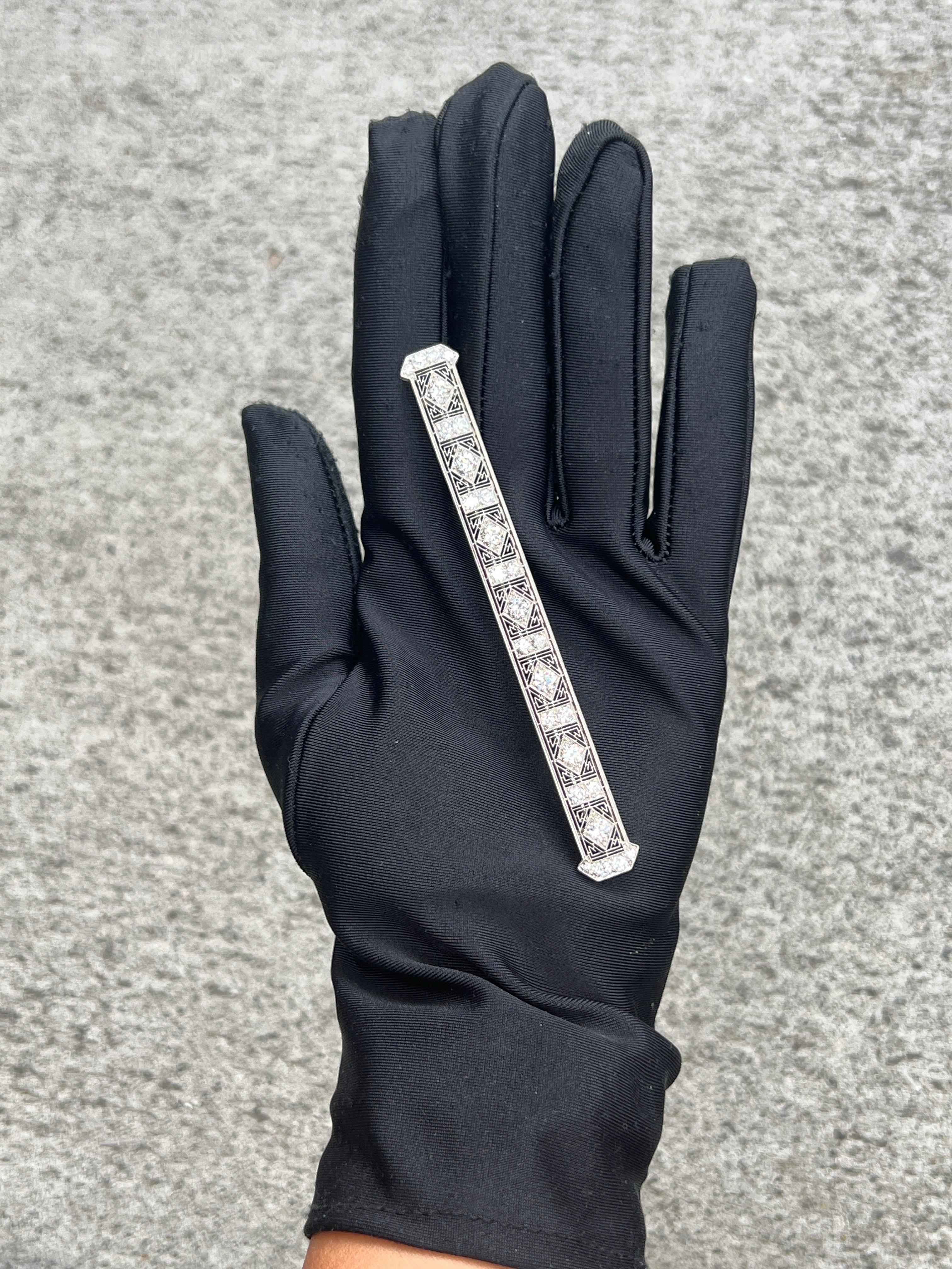 Grande spilla Art Deco con barretta di diamanti

Una spilla con diamanti taglio rotondo incastonati in  ambienti di lavoro aperti quadrati e triangolari.
Inciso sul bordo con le iniziali di 