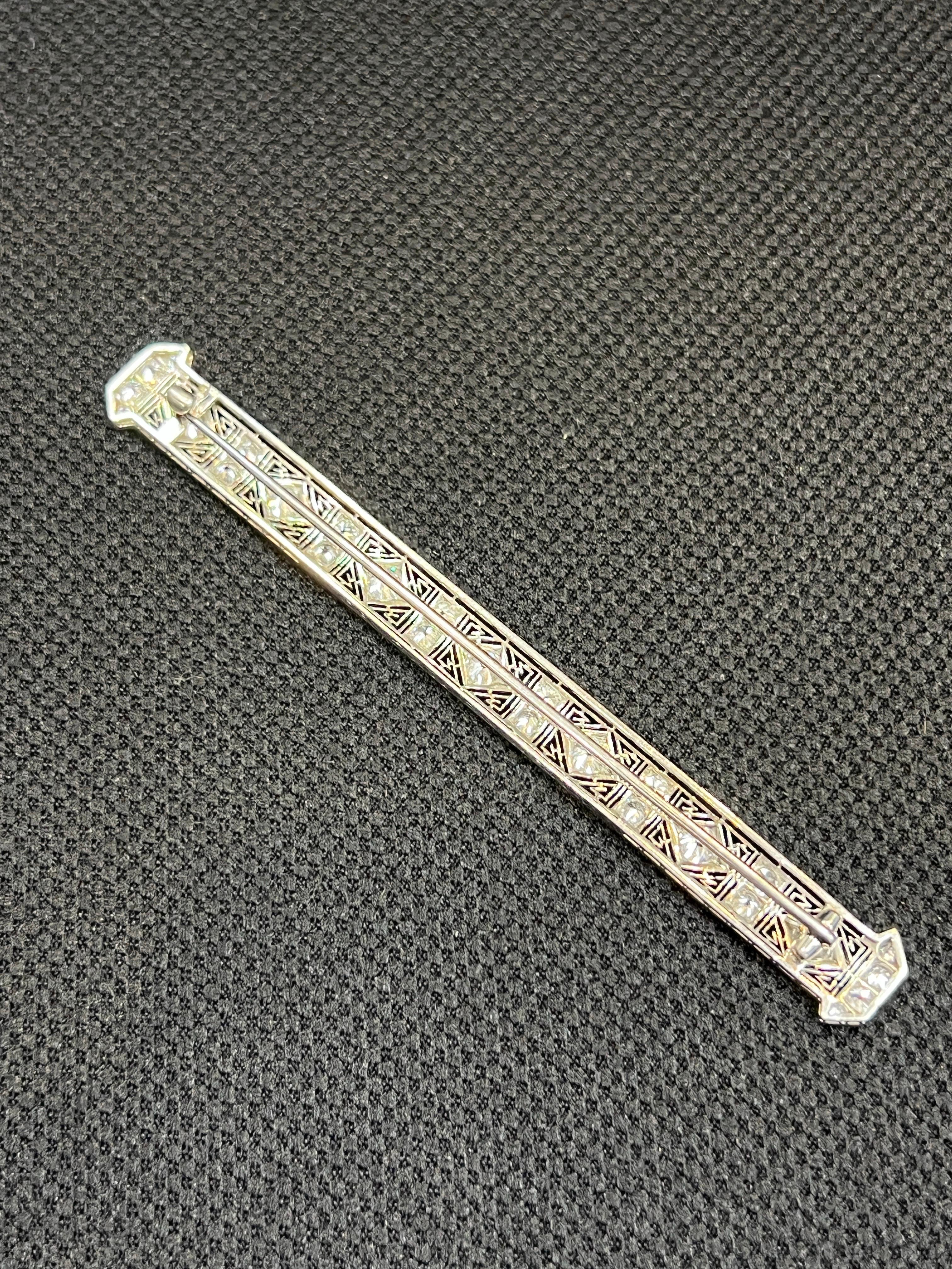 Taglio rotondo Grande spilla Art Deco con barretta di diamanti in vendita