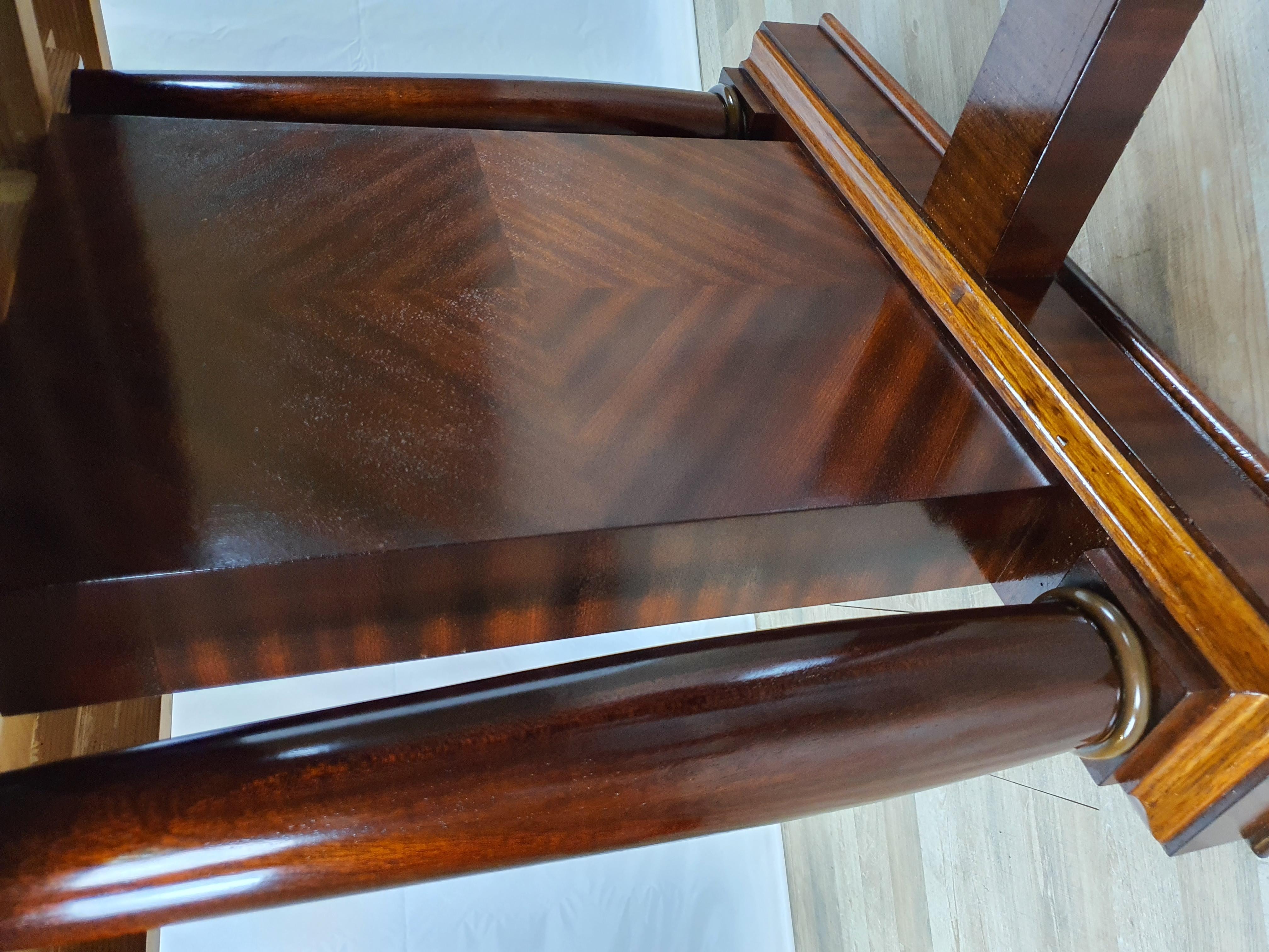 Grande table de l'époque Decò, période italienne autour des années 1940, en noyer et plume de noyer.

Il présente une structure en plumes de noyer et de noyer, un plateau particulier et travaillé soutenu par une base à quatre colonnes et deux pieds