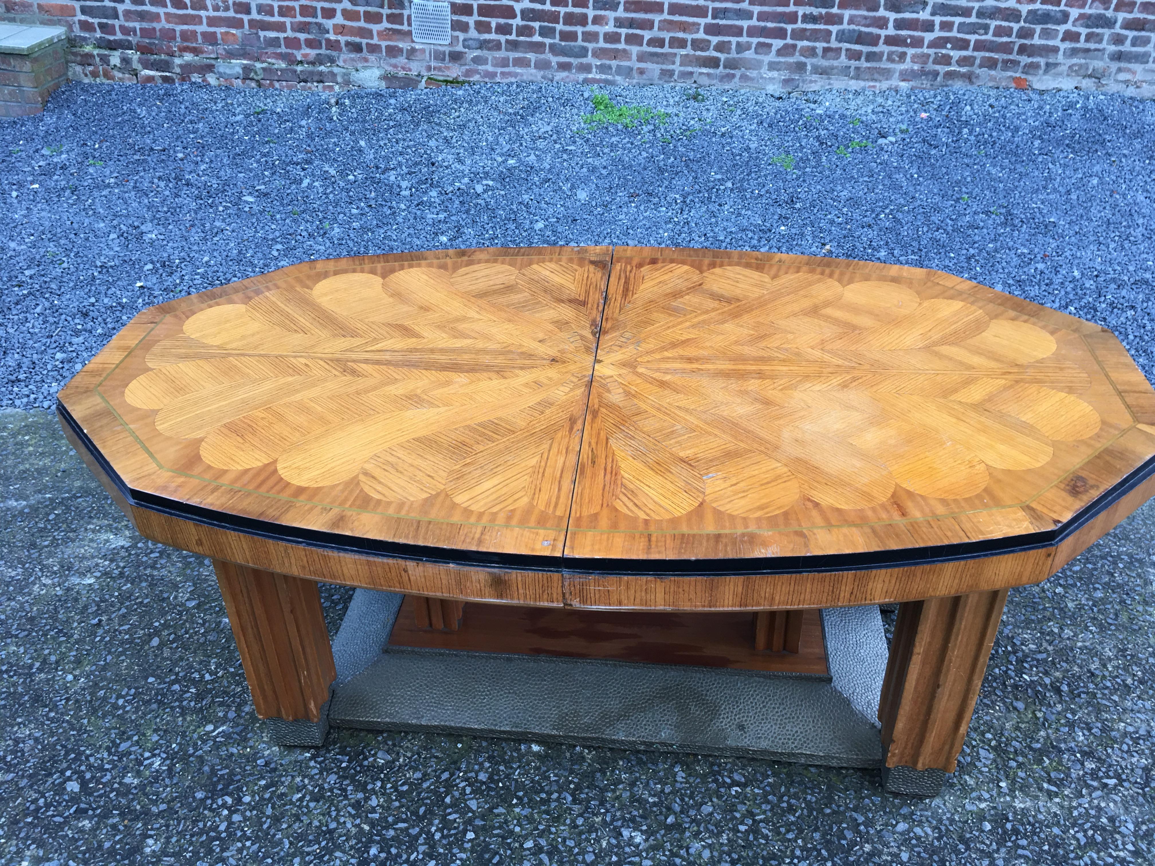 Large Art Deco Dining Table with Marquetry Design on the Top, circa 1925-1930 For Sale 5