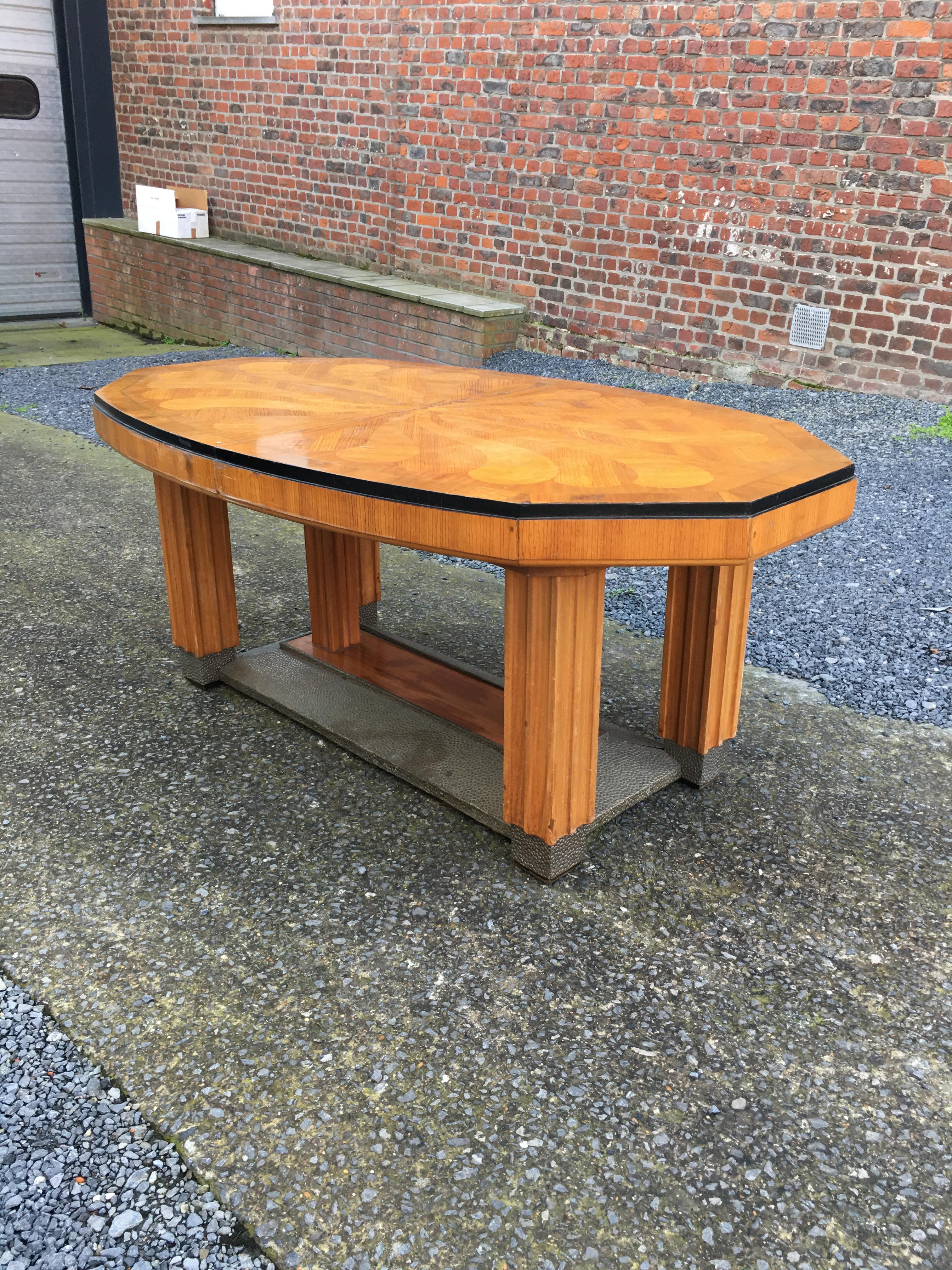 Large Art Deco dining table with marquetry design on the top, circa 1925-1930.
Many small gaps in plating.
 