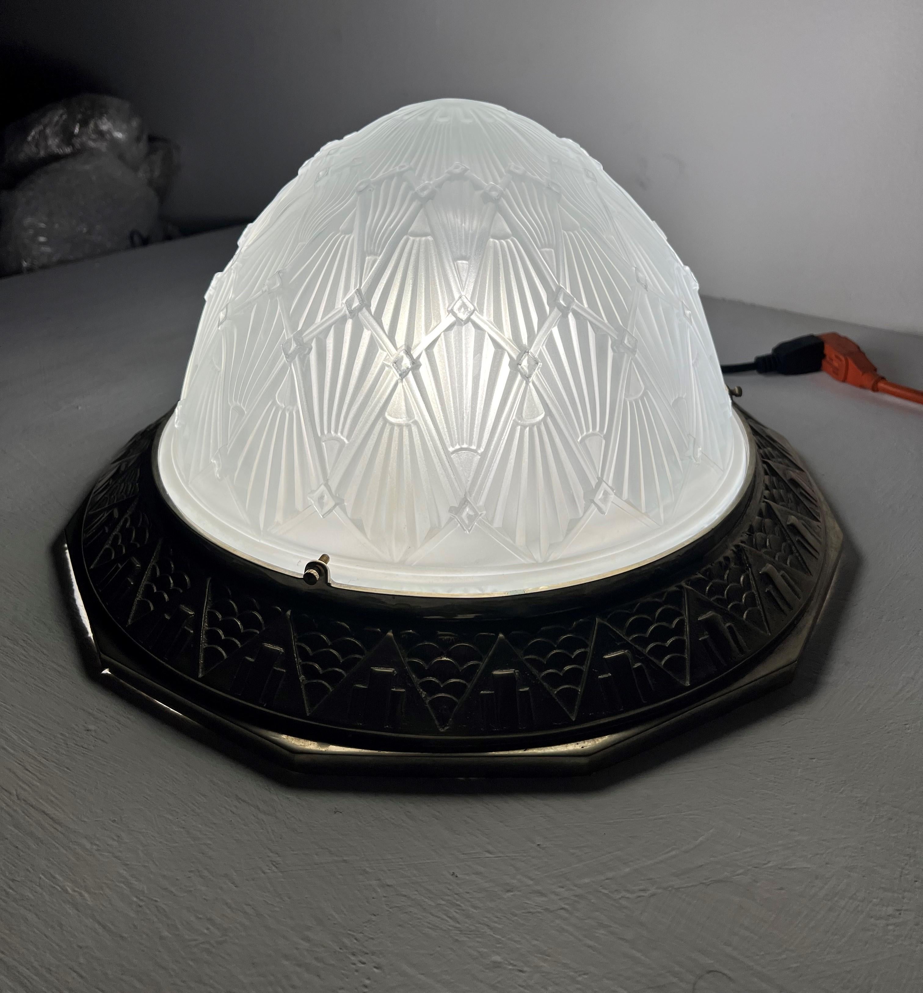 Large Art Deco Flush Mount, manufactured in France circa 1930 and in classic Art Deco style.
It is in great condition, the nickel has been worn out  in some areas where you can glimpse the golden tinge of the bronze.
This lamp holds one Bayonet