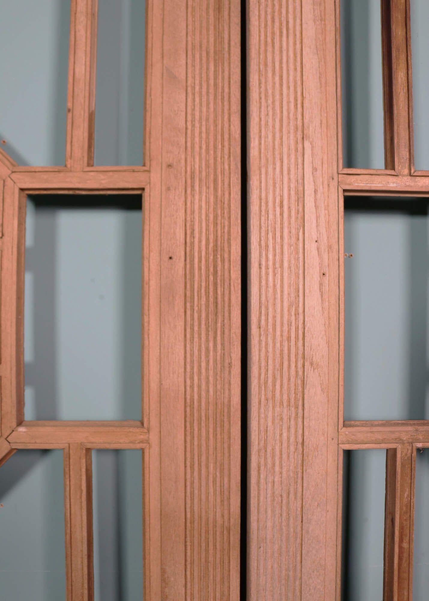 Große Doppeltüren oder geometrische Art-Déco-Raumteiler (Holz) im Angebot