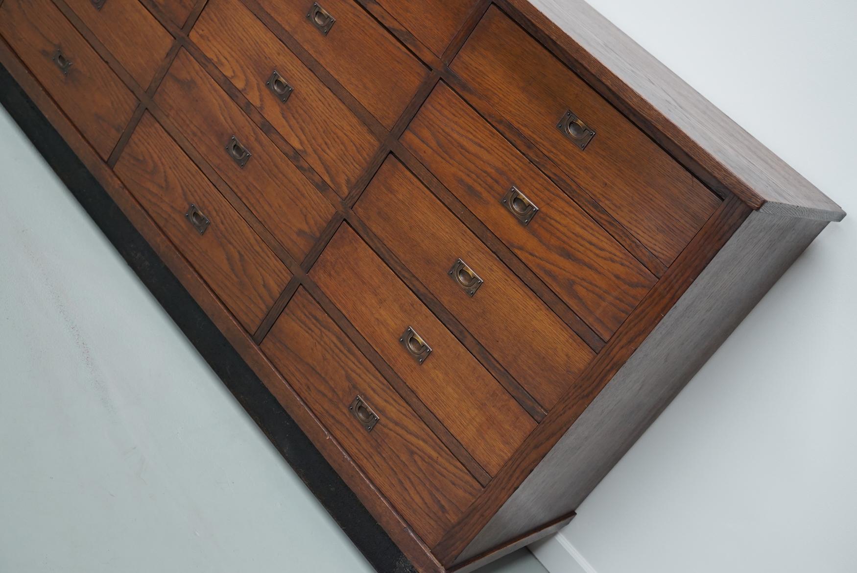 Grande armoire à pharmacie ou buffet en chêne hollandais Art Déco, années 1930 en vente 6