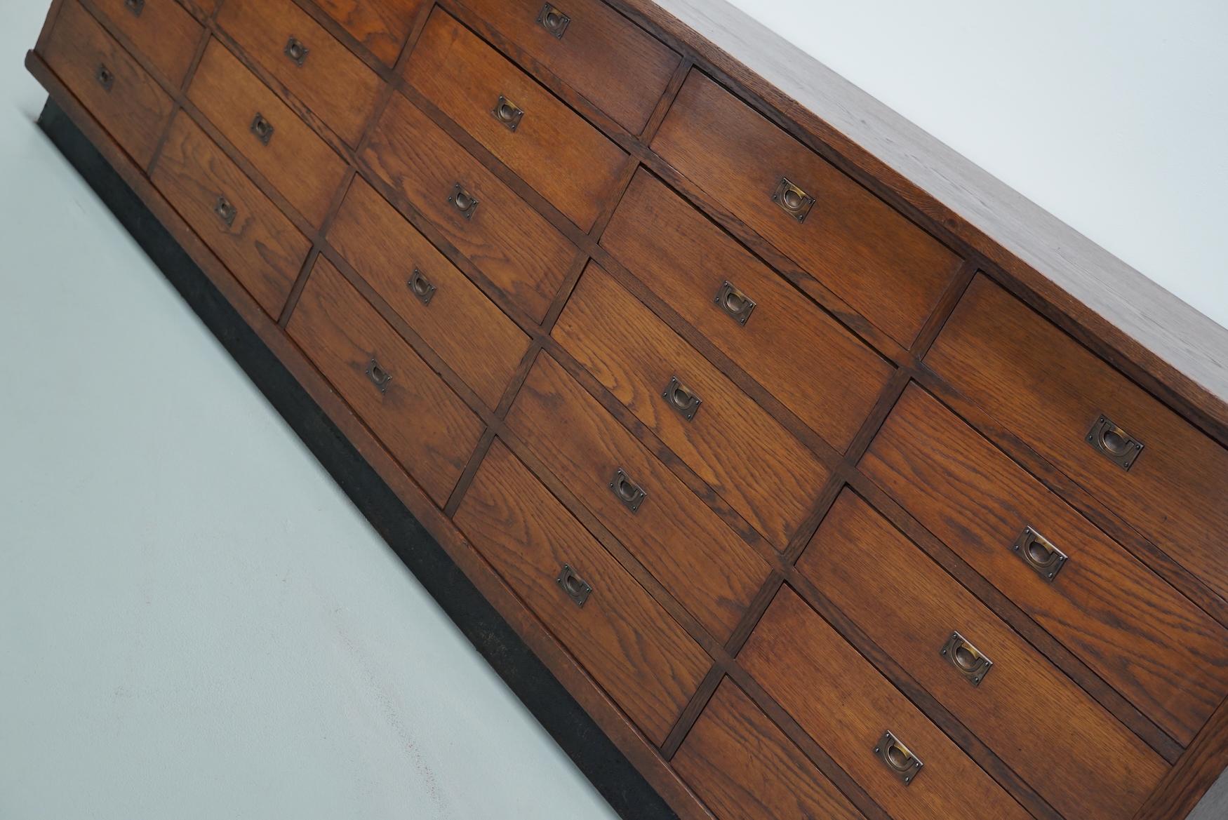 Grande armoire à pharmacie ou buffet en chêne hollandais Art Déco, années 1930 en vente 7