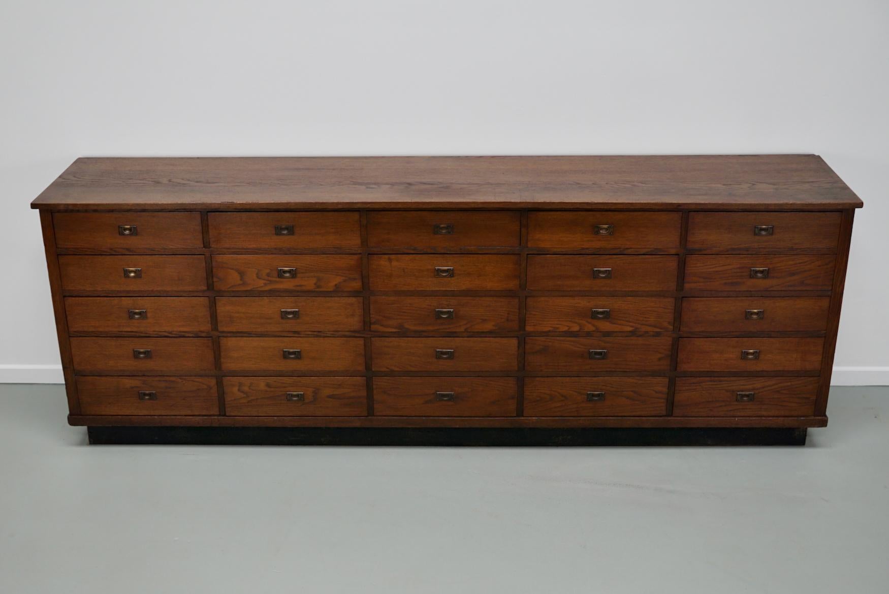 Art déco Grande armoire à pharmacie ou buffet en chêne hollandais Art Déco, années 1930 en vente