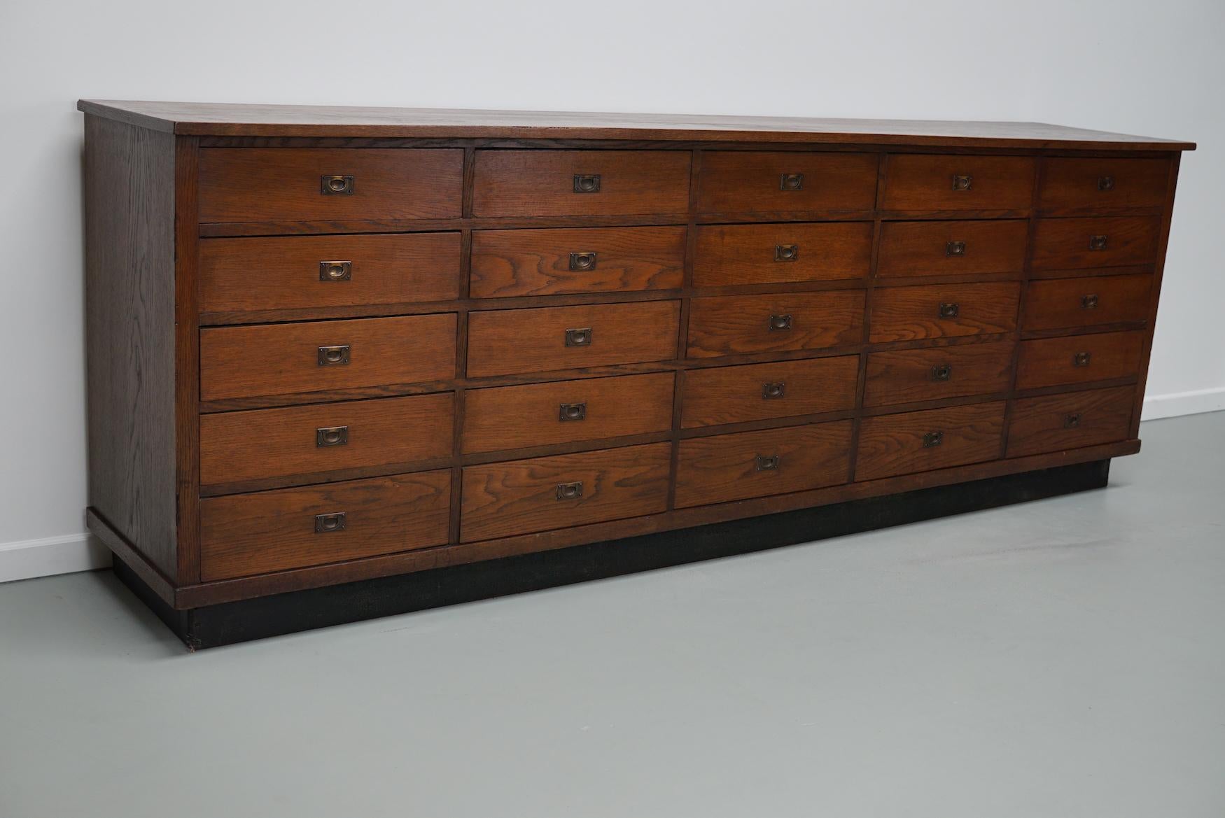 Néerlandais Grande armoire à pharmacie ou buffet en chêne hollandais Art Déco, années 1930 en vente