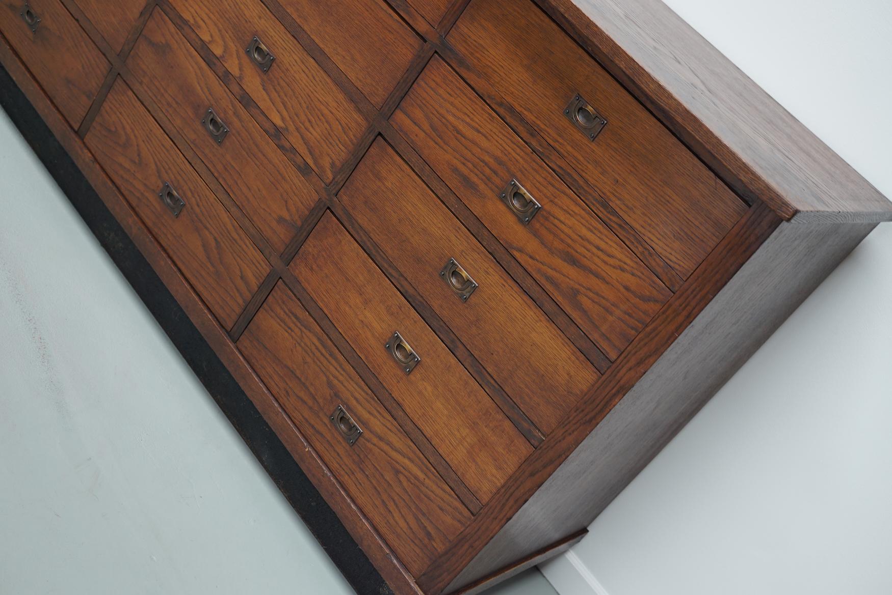 Placage Grande armoire à pharmacie ou buffet en chêne hollandais Art Déco, années 1930 en vente