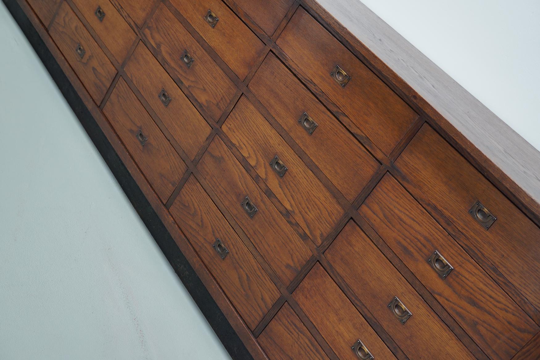 Grande armoire à pharmacie ou buffet en chêne hollandais Art Déco, années 1930 Bon état - En vente à Nijmegen, NL