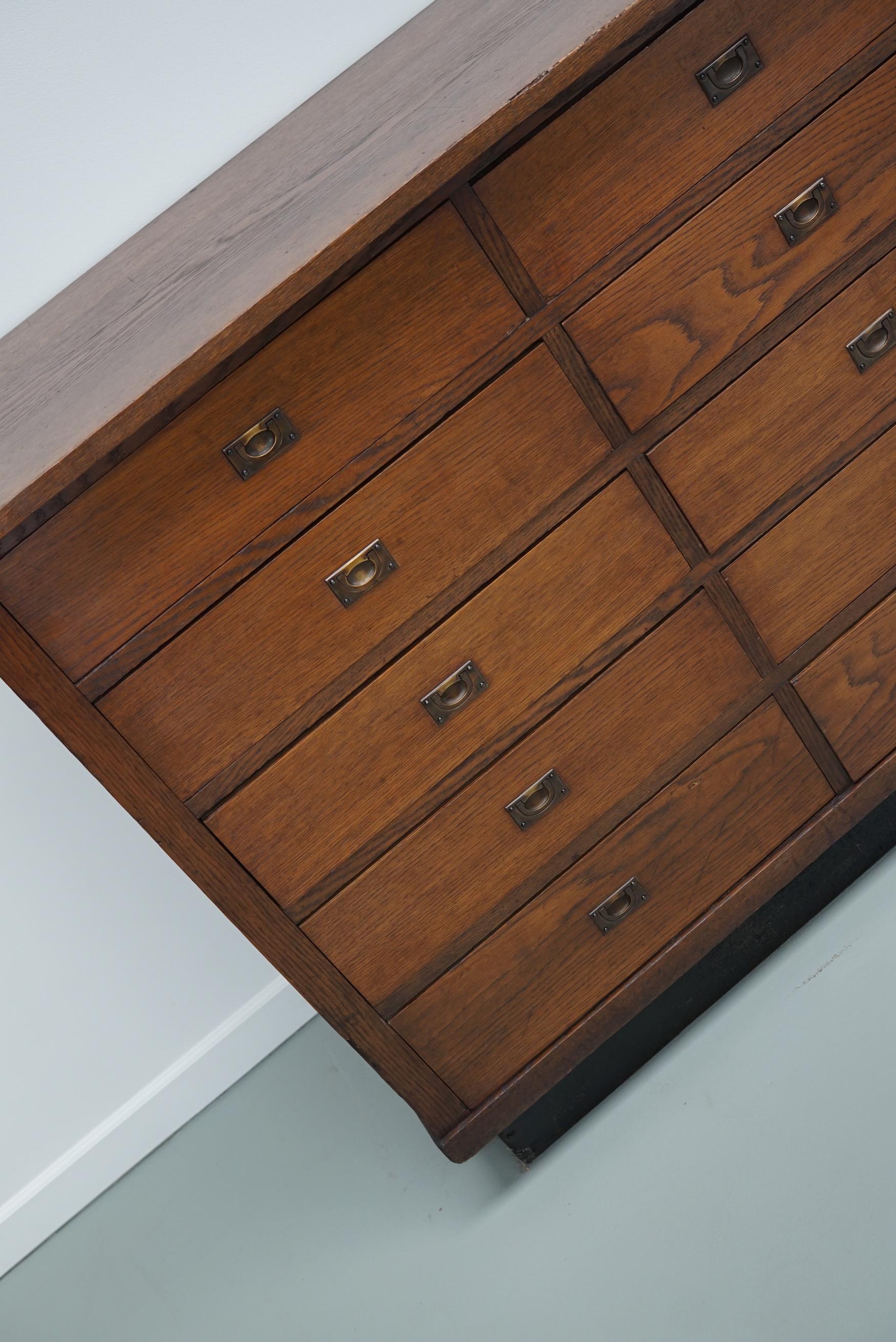 Chêne Grande armoire à pharmacie ou buffet en chêne hollandais Art Déco, années 1930 en vente